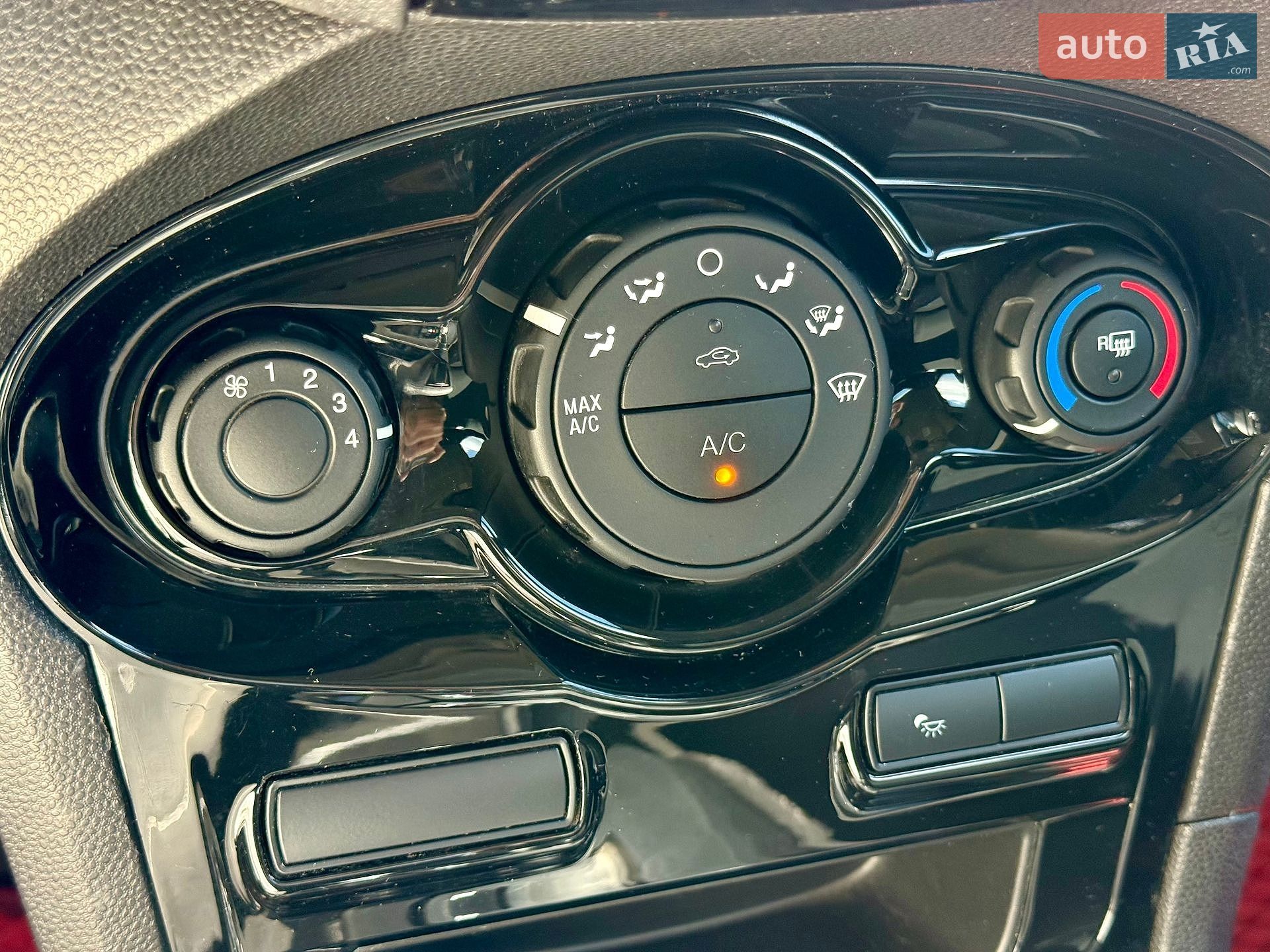 Ford Fiesta 2019 VIN 3FADP4BJ3KM123680 фото оголошення 16 з 20