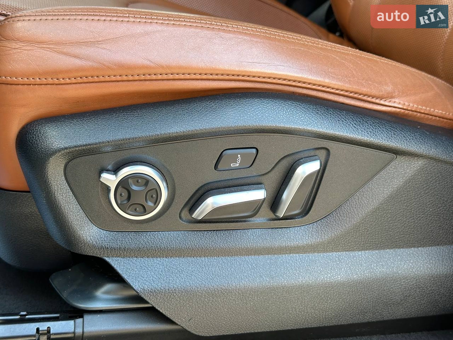 Audi Q7 2016 VIN WA1VAAF77HD016935 фото оголошення 10 з 32