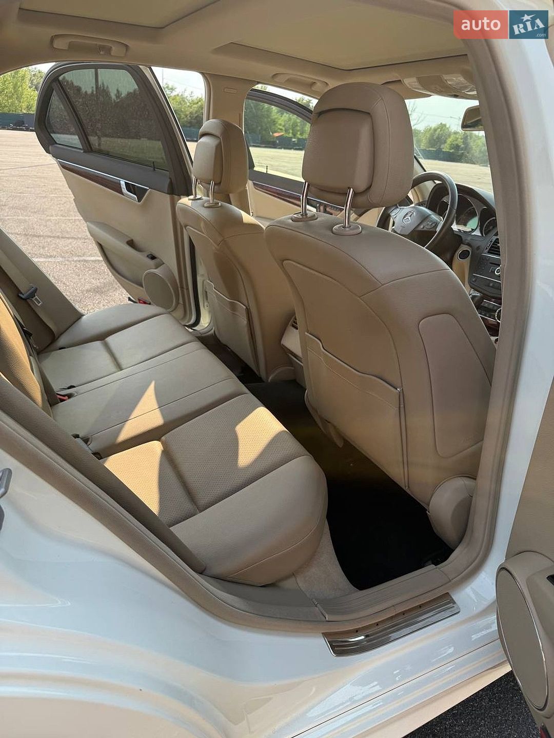 Mercedes-Benz C-Class 2010 VIN WDDGF8BB8BR140814 фото оголошення 23 з 34