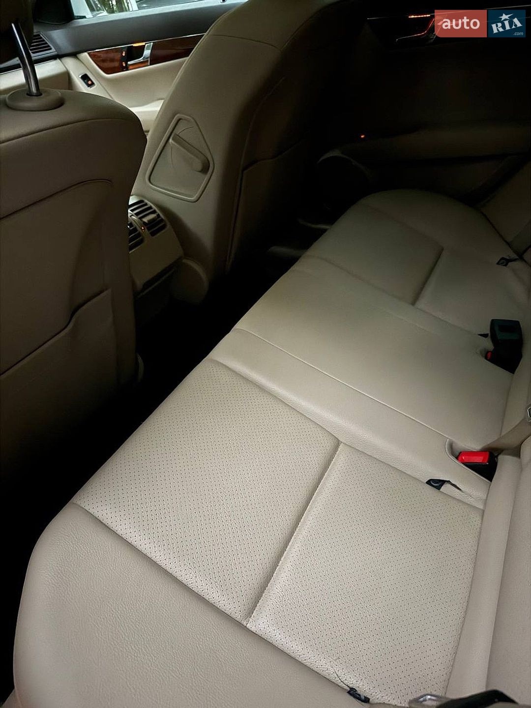 Mercedes-Benz C-Class 2010 VIN WDDGF8BB8BR140814 фото оголошення 29 з 34
