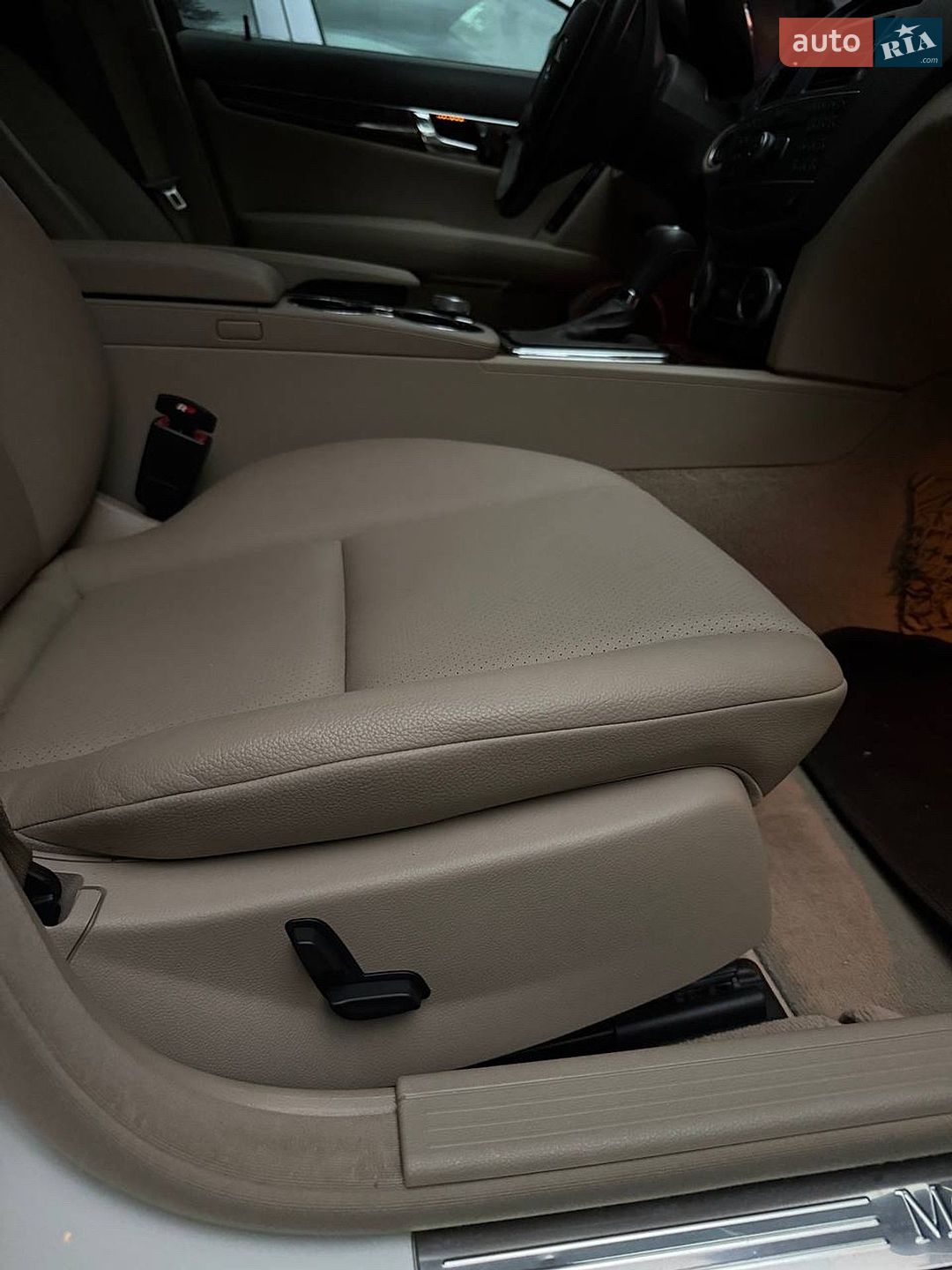 Mercedes-Benz C-Class 2010 VIN WDDGF8BB8BR140814 фото оголошення 32 з 34