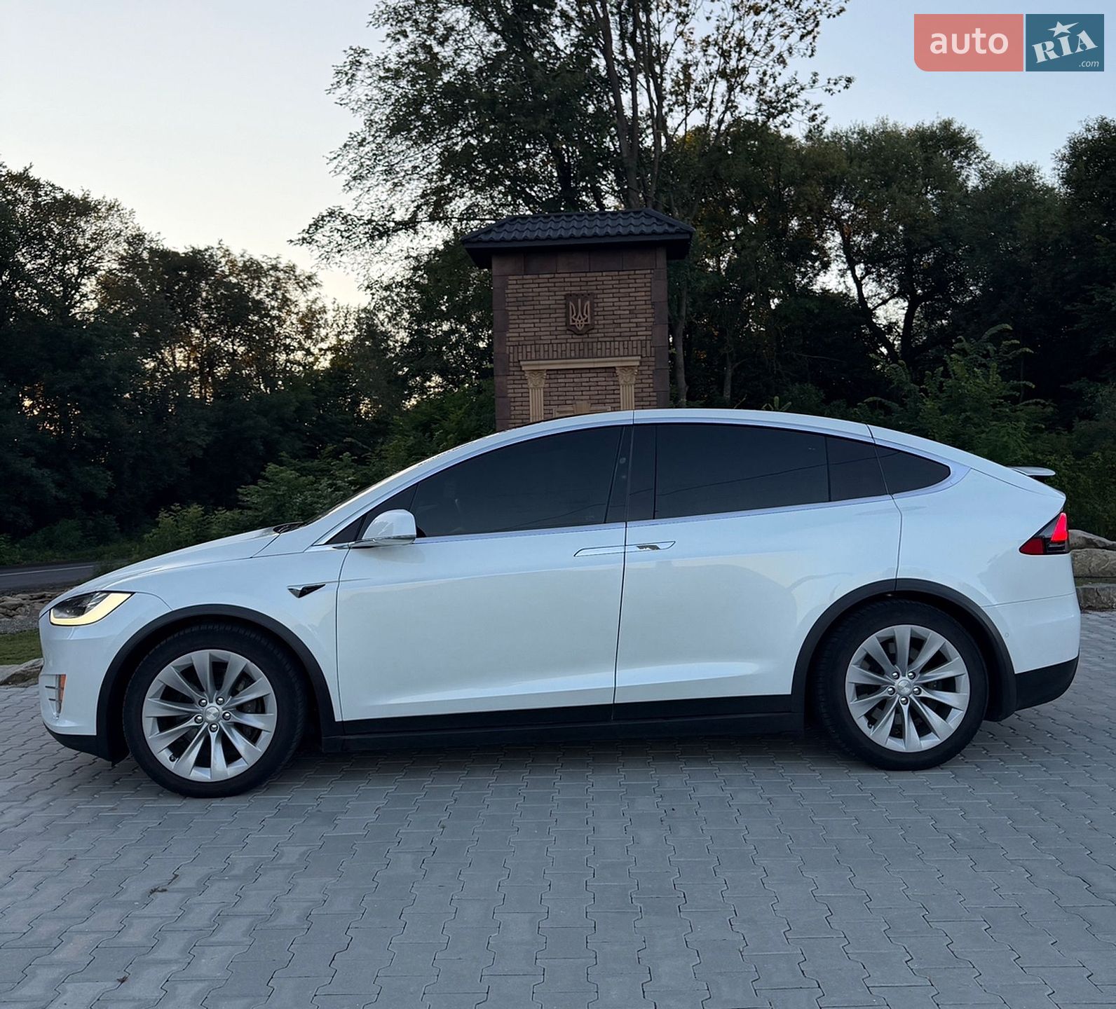 Tesla Model X 2019 VIN 5YJXCBE28LF235327 фото оголошення 14 з 38