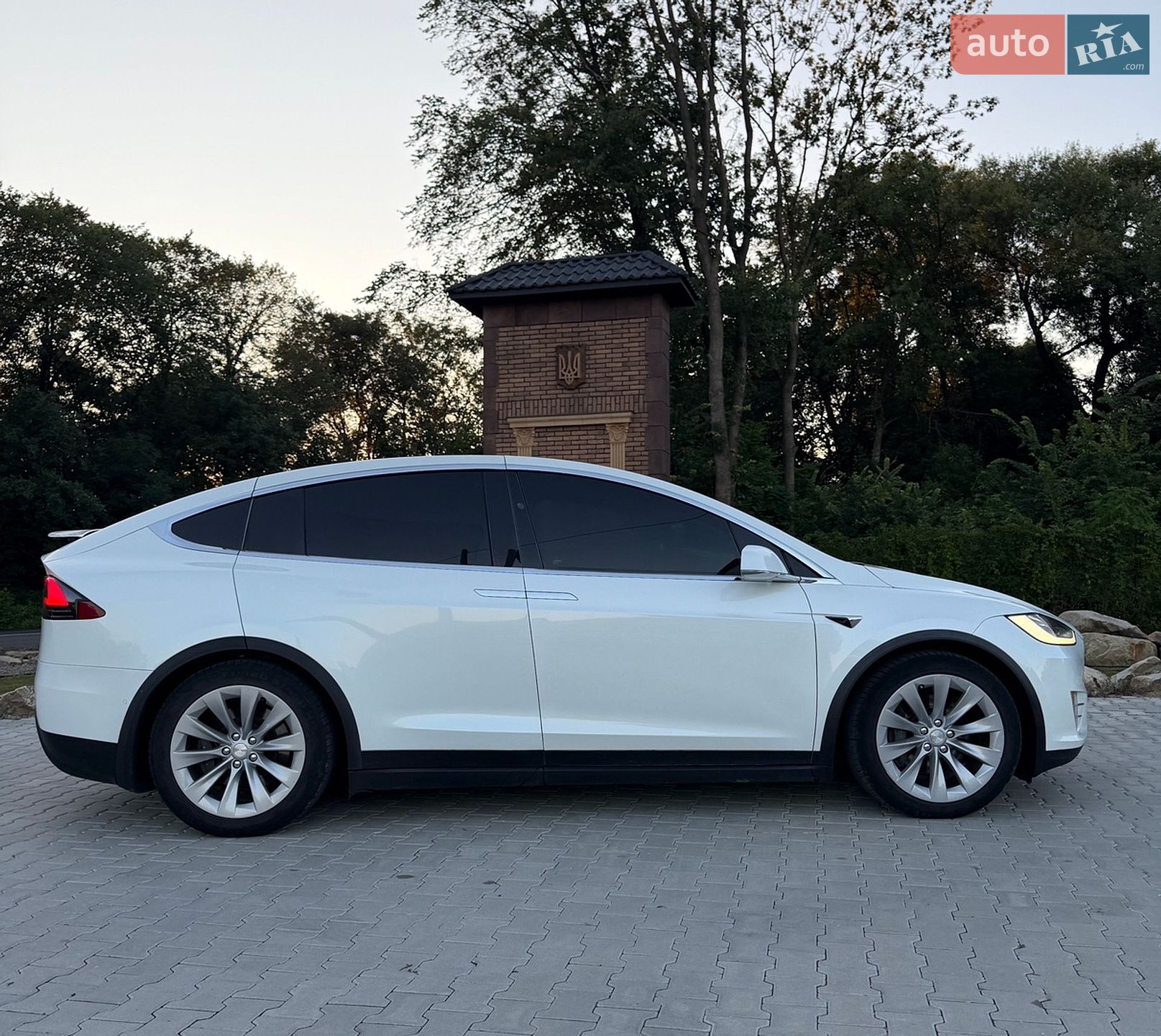 Tesla Model X 2019 VIN 5YJXCBE28LF235327 фото оголошення 15 з 38