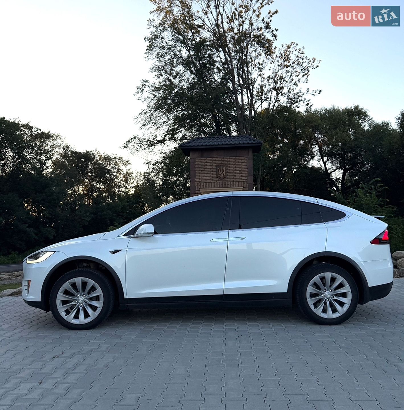 Tesla Model X 2019 VIN 5YJXCBE28LF235327 фото оголошення 16 з 38