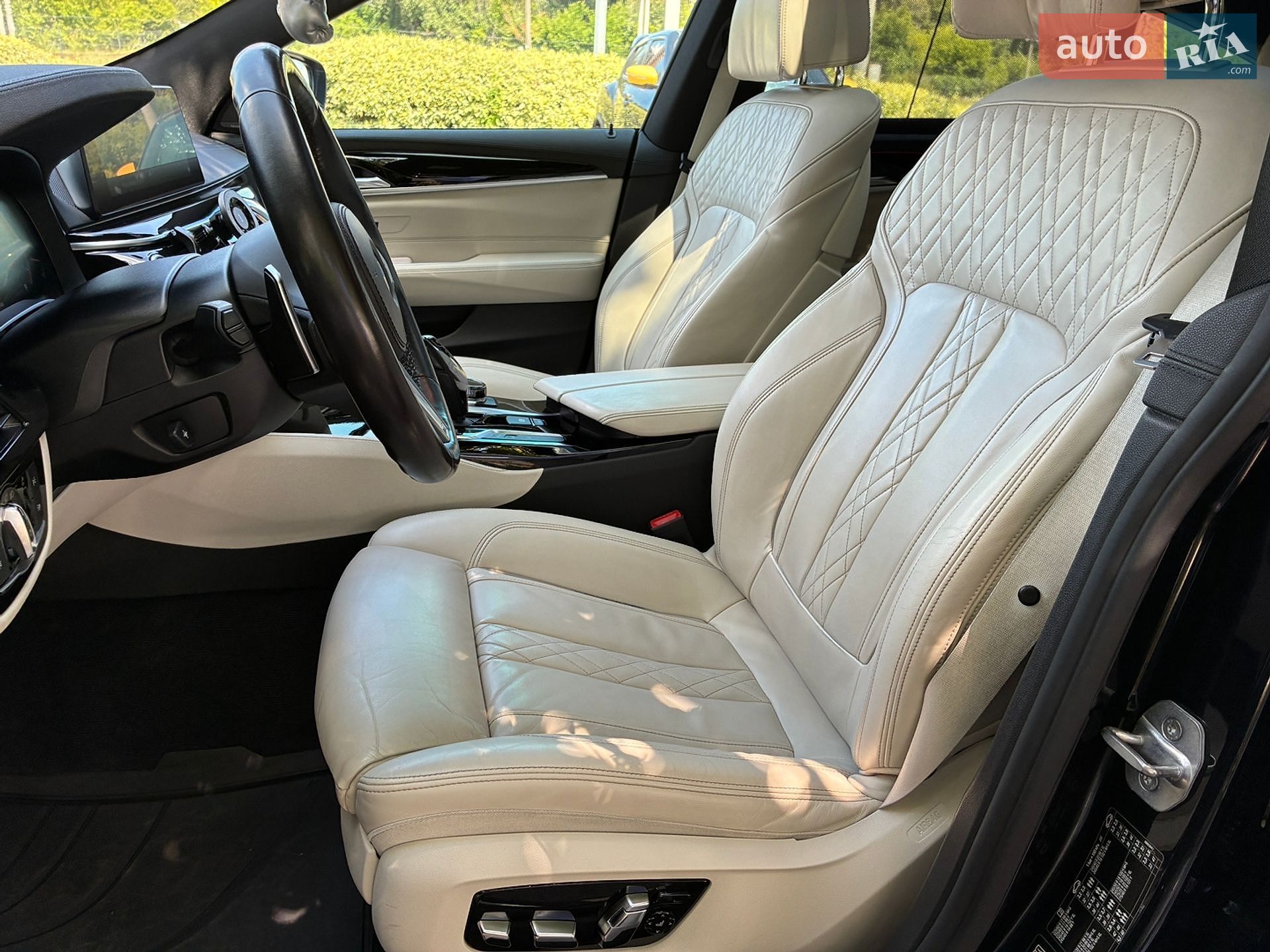 BMW 6 Series GT 2018 VIN WBAJV610X0BL16966 фото оголошення 18 з 36