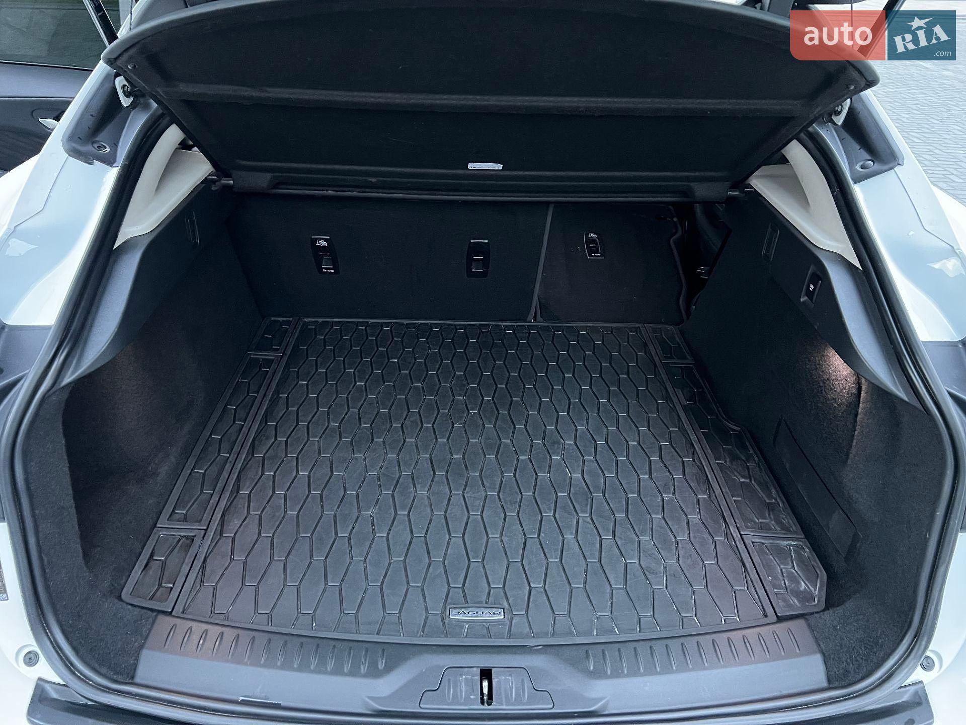 Jaguar I-Pace 2019 VIN SADHB2S11L1F81223 фото оголошення 8 з 33