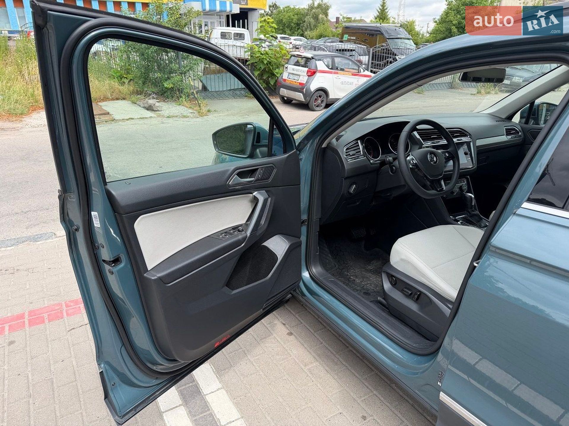 Volkswagen Tiguan 2019 VIN 3VV2B7AX8LM052874 фото оголошення 17 з 30