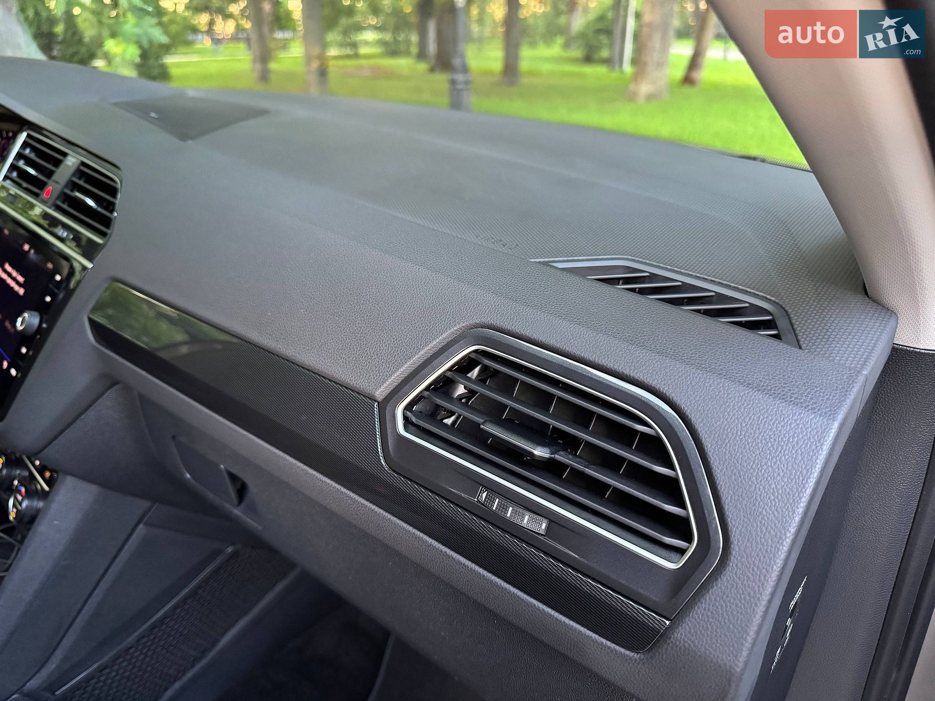 Volkswagen Tiguan 2019 VIN WVGZZZ5NZLW830903 фото оголошення 25 з 40