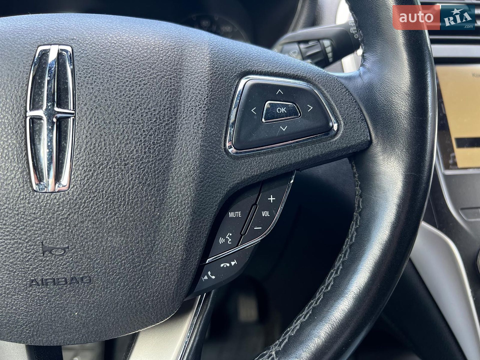 Lincoln MKC 2019 VIN 5LMCJ3D93KUL32183 фото оголошення 12 з 23