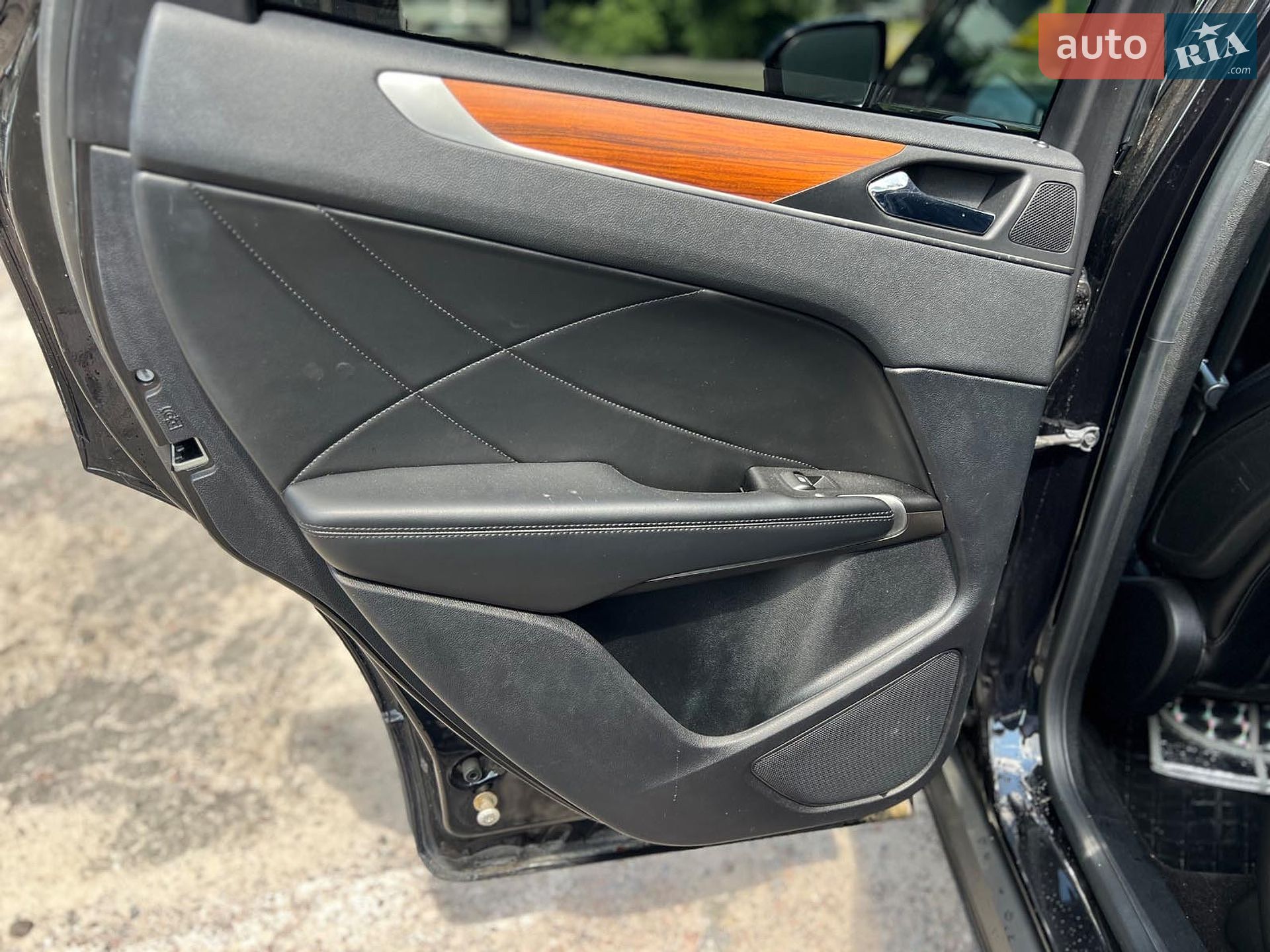 Lincoln MKC 2019 VIN 5LMCJ3D93KUL32183 фото оголошення 20 з 23