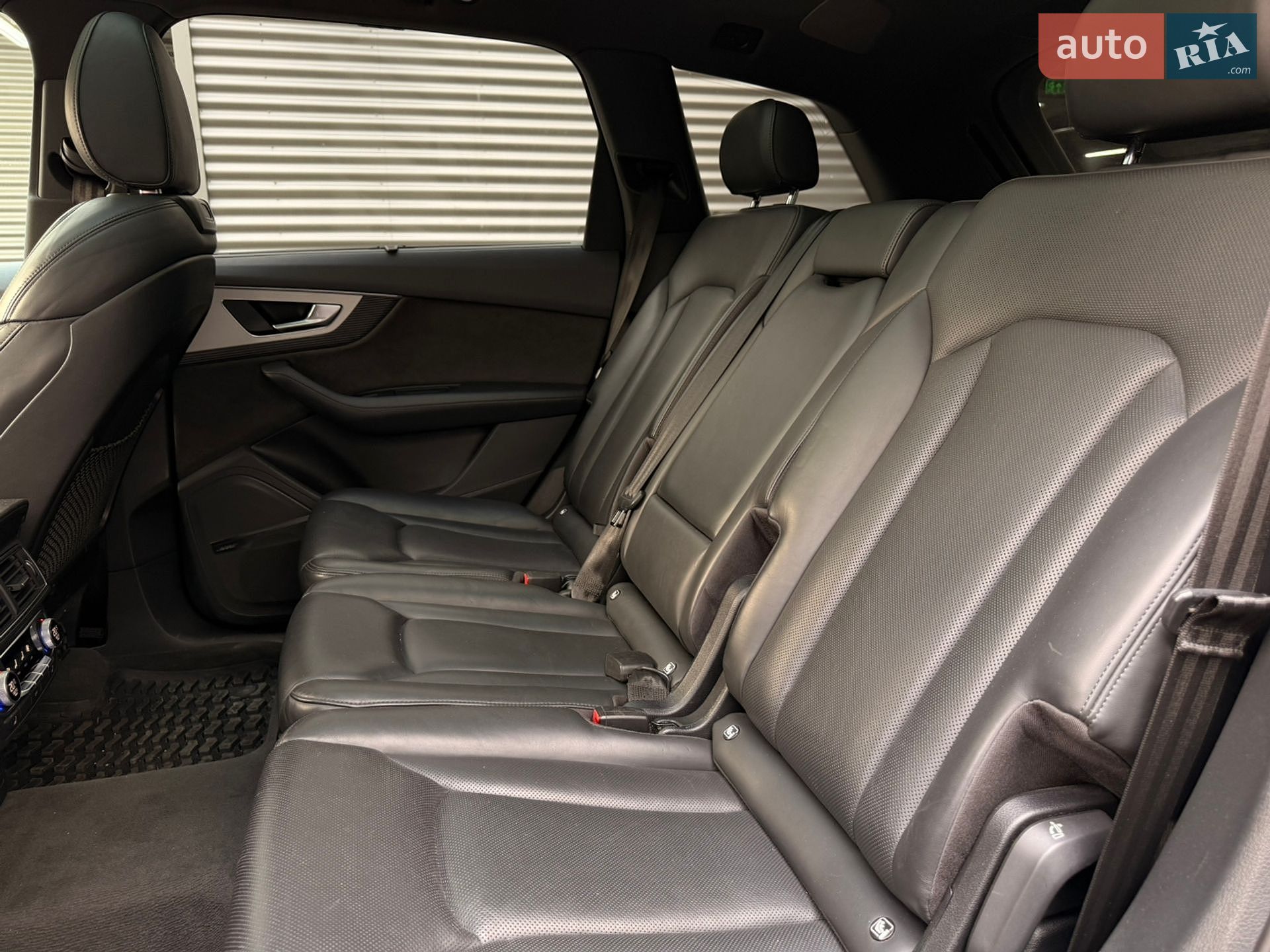 Audi SQ7 2018 VIN WAUZZZ4M1JD050072 фото оголошення 32 з 38