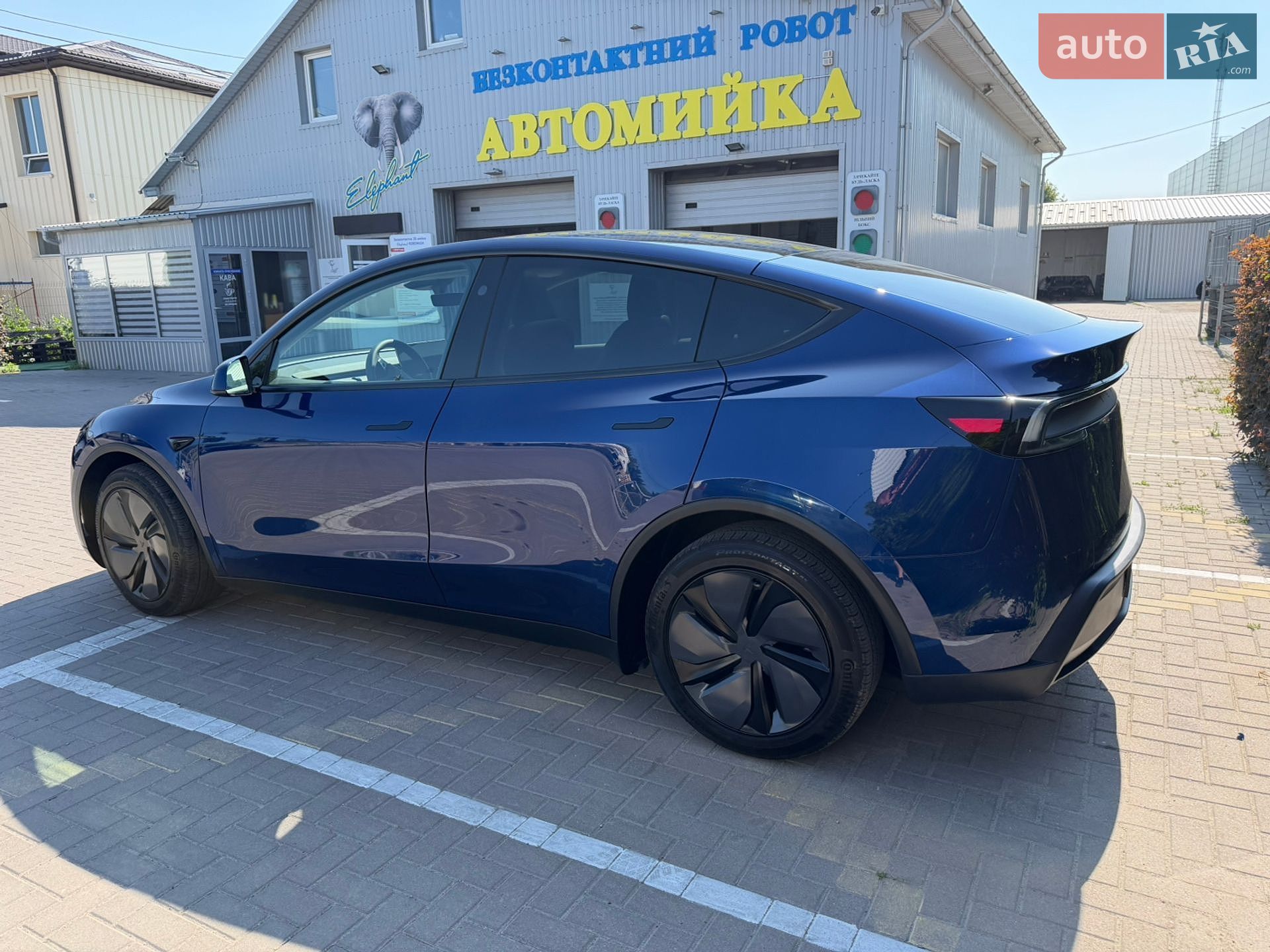 Tesla Model Y 2025 VIN 7SAYGDEE4TF453881 фото оголошення 4 з 17