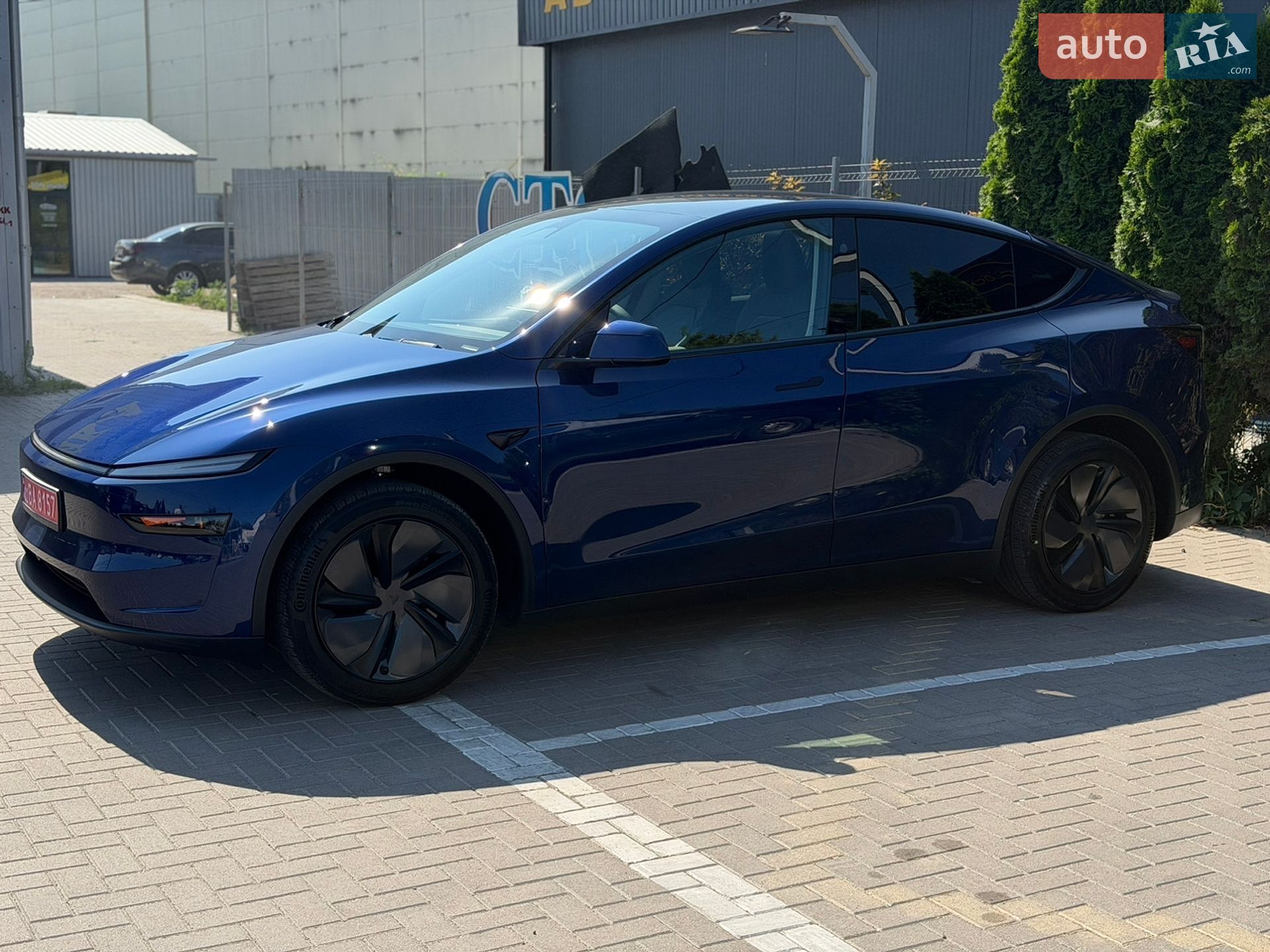 Tesla Model Y 2025 VIN 7SAYGDEE4TF453881 фото оголошення 3 з 17