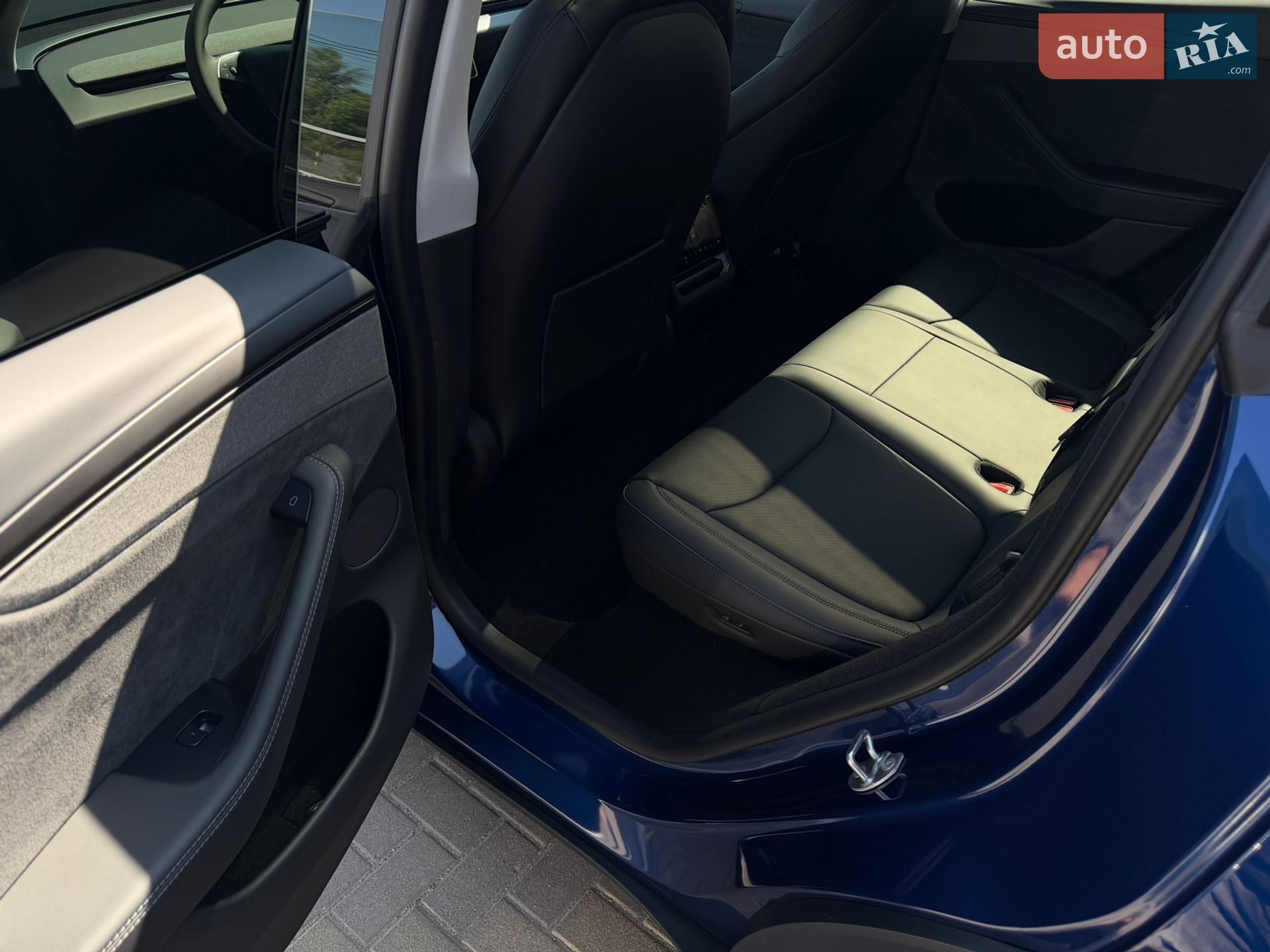 Tesla Model Y 2025 VIN 7SAYGDEE4TF453881 фото оголошення 15 з 17