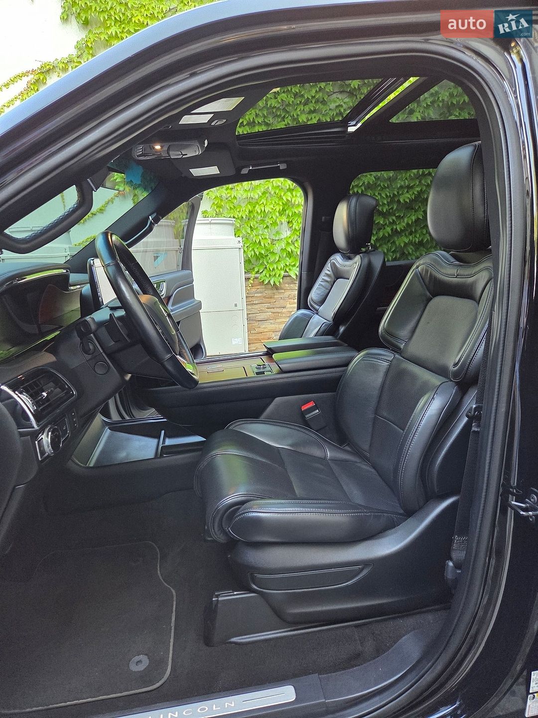 Lincoln Navigator 2019 VIN 5LMJJ2HT3KEL14607 фото оголошення 49 з 100