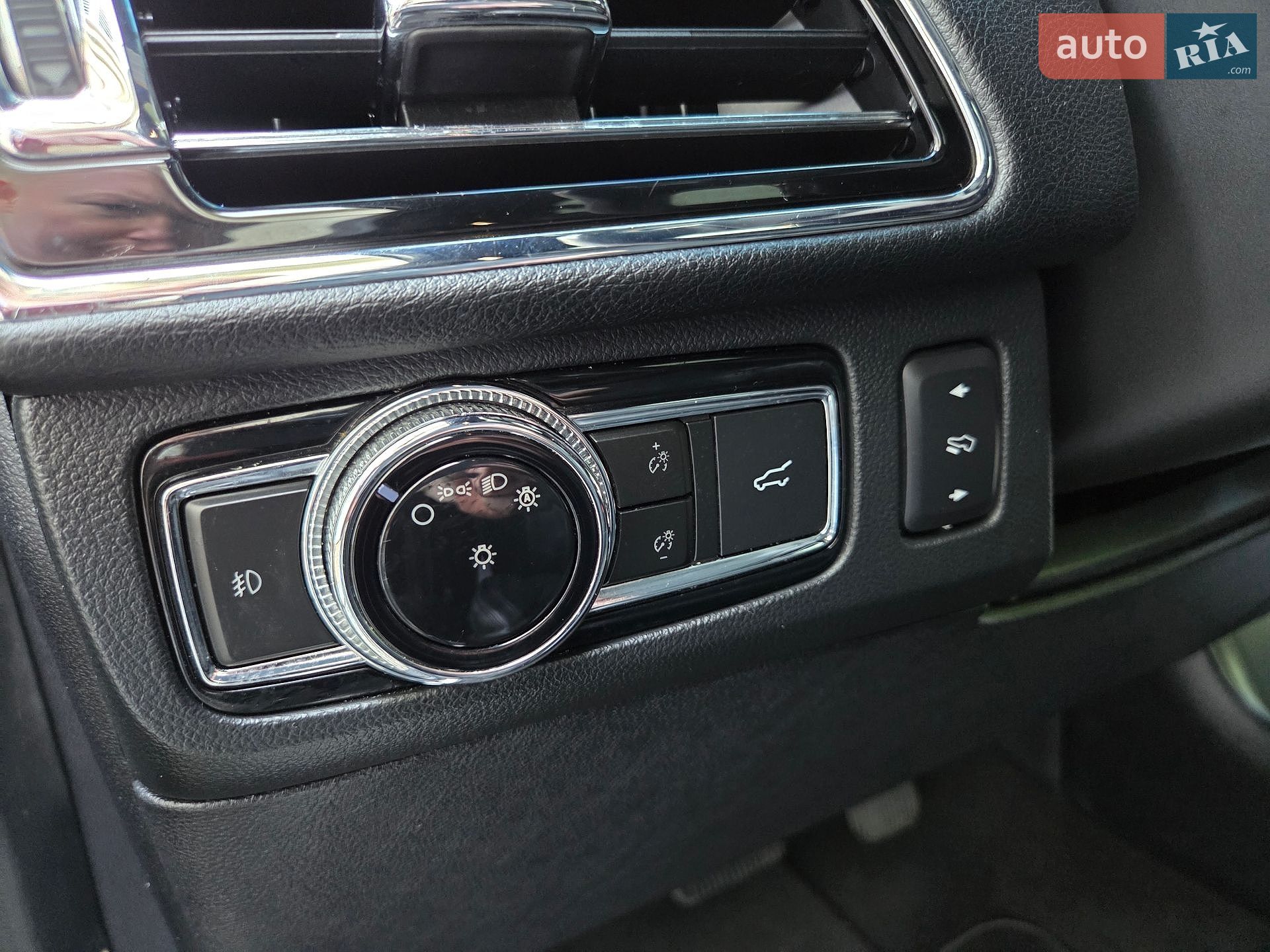 Lincoln Navigator 2019 VIN 5LMJJ2HT3KEL14607 фото оголошення 52 з 100