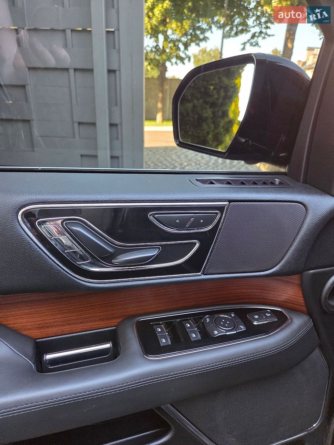 Lincoln Navigator 2019 VIN 5LMJJ2HT3KEL14607 фото оголошення 58 з 100