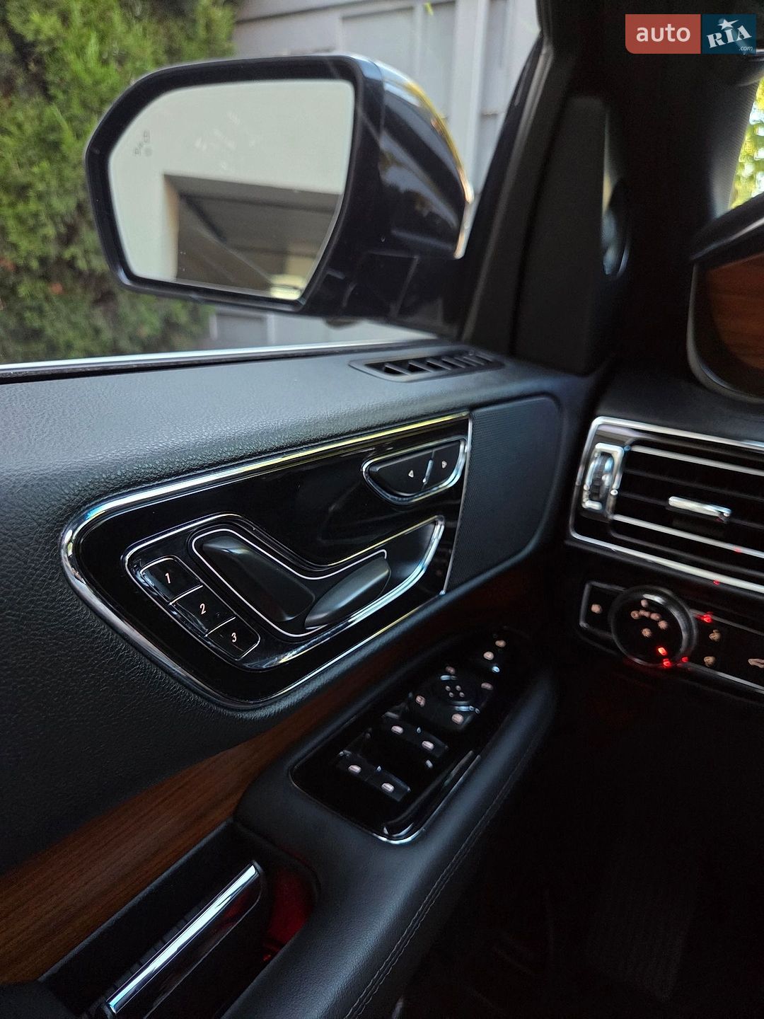 Lincoln Navigator 2019 VIN 5LMJJ2HT3KEL14607 фото оголошення 84 з 100