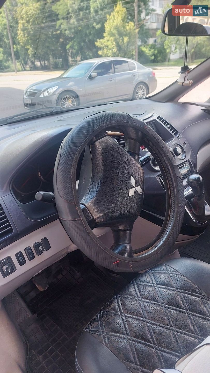 Mitsubishi Grandis 2004 VIN JMBLNNA4W4Z001602 фото оголошення 11 з 18