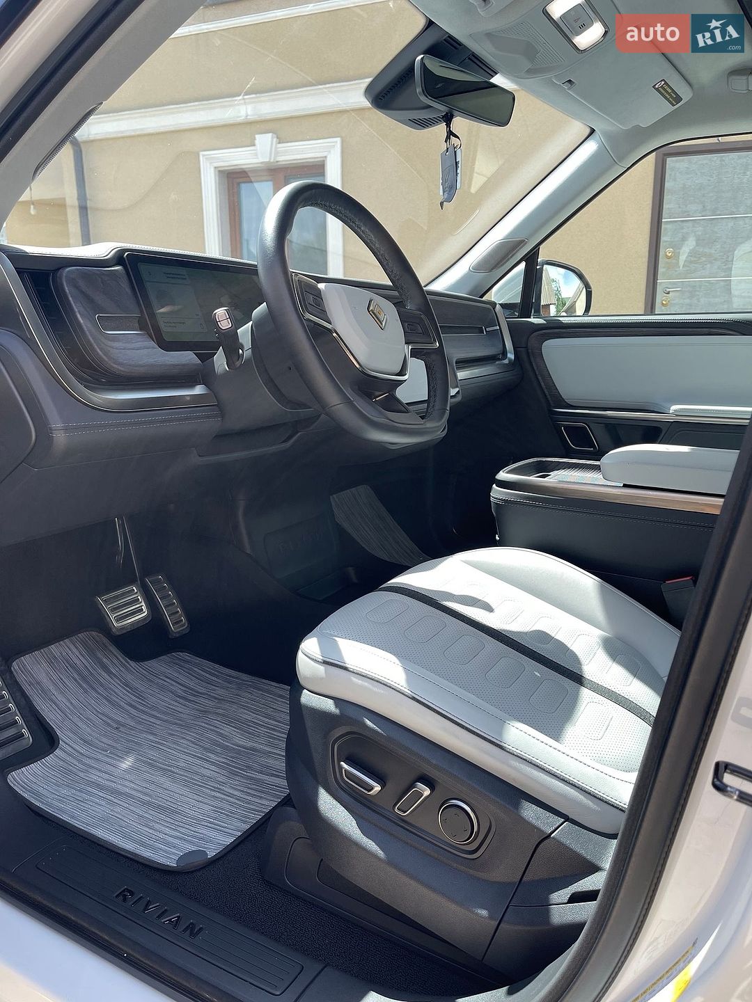 Rivian R1S 2023 VIN 7PDSGABA9PN028224 фото оголошення 19 з 39