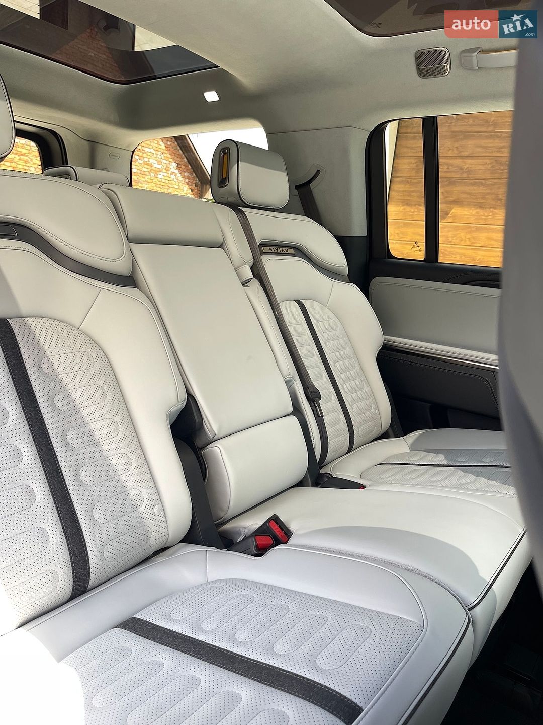 Rivian R1S 2023 VIN 7PDSGABA9PN028224 фото оголошення 32 з 39