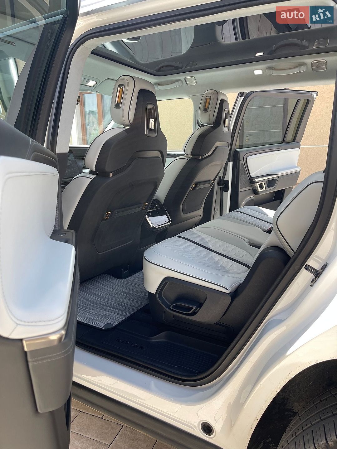 Rivian R1S 2023 VIN 7PDSGABA9PN028224 фото оголошення 34 з 39