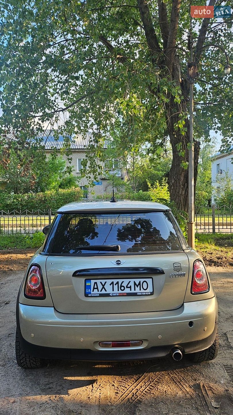 Mini Cooper 2011 VIN WMWSU3C55BT097796 фото оголошення 8 з 12