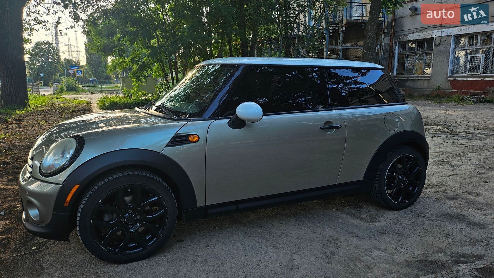 Mini Cooper 2011 VIN WMWSU3C55BT097796 фото оголошення 2 з 12