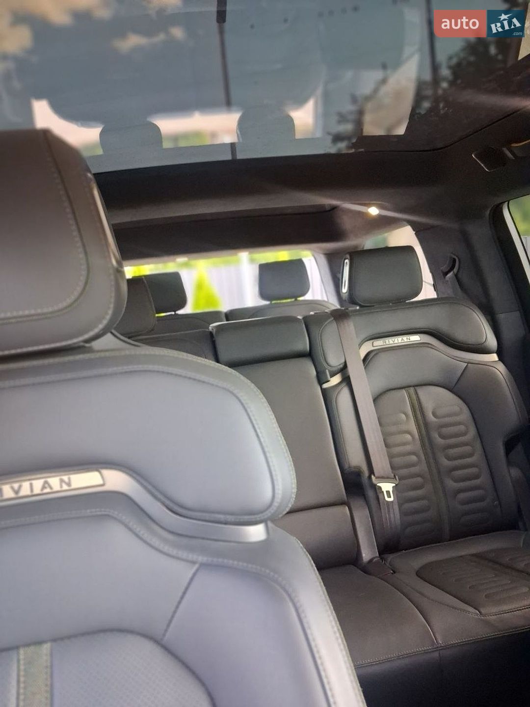 Rivian R1S 2024 VIN 7PDSGABAXRN035461 фото оголошення 5 з 16