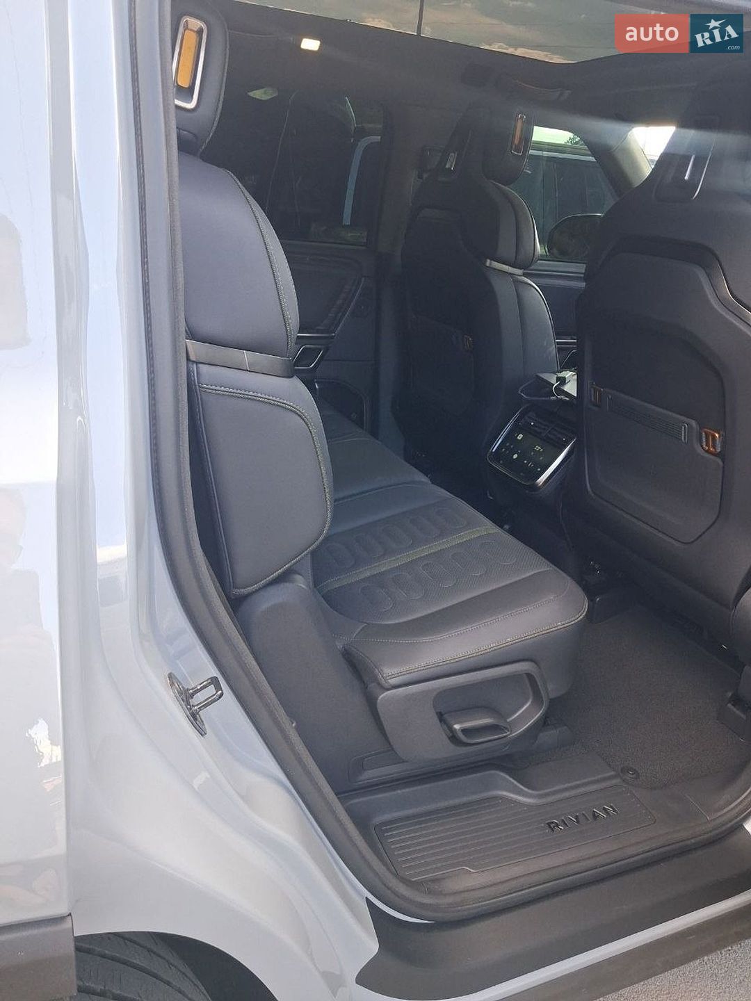 Rivian R1S 2024 VIN 7PDSGABAXRN035461 фото оголошення 9 з 16