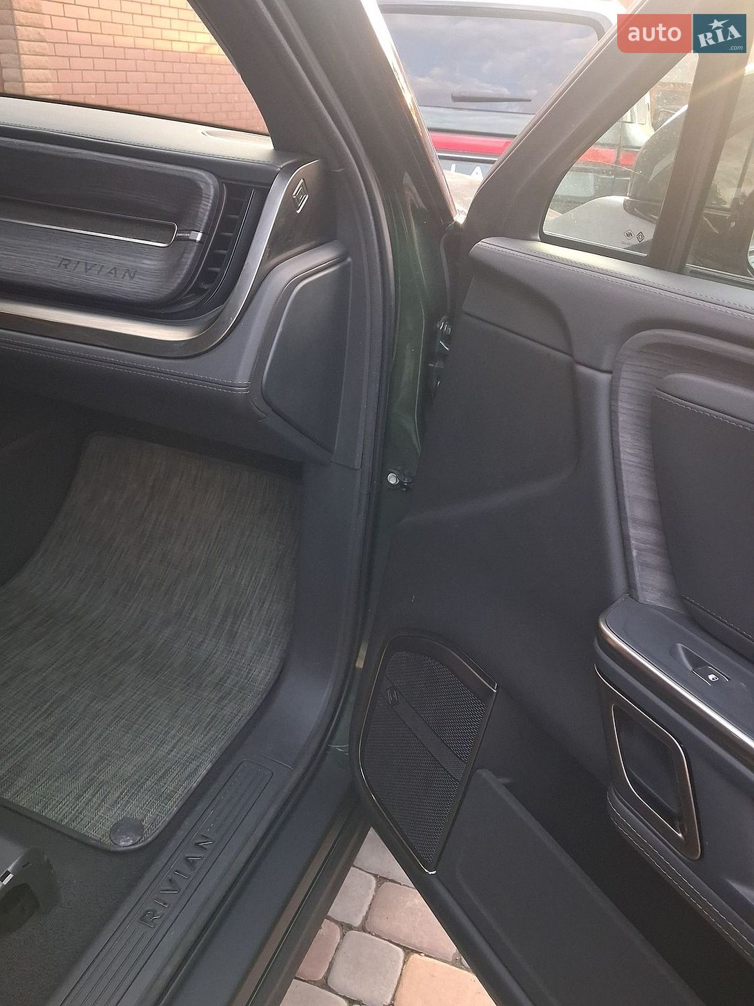 Rivian R1S 2024 VIN 7PDSGABAXRN035461 фото оголошення 12 з 16