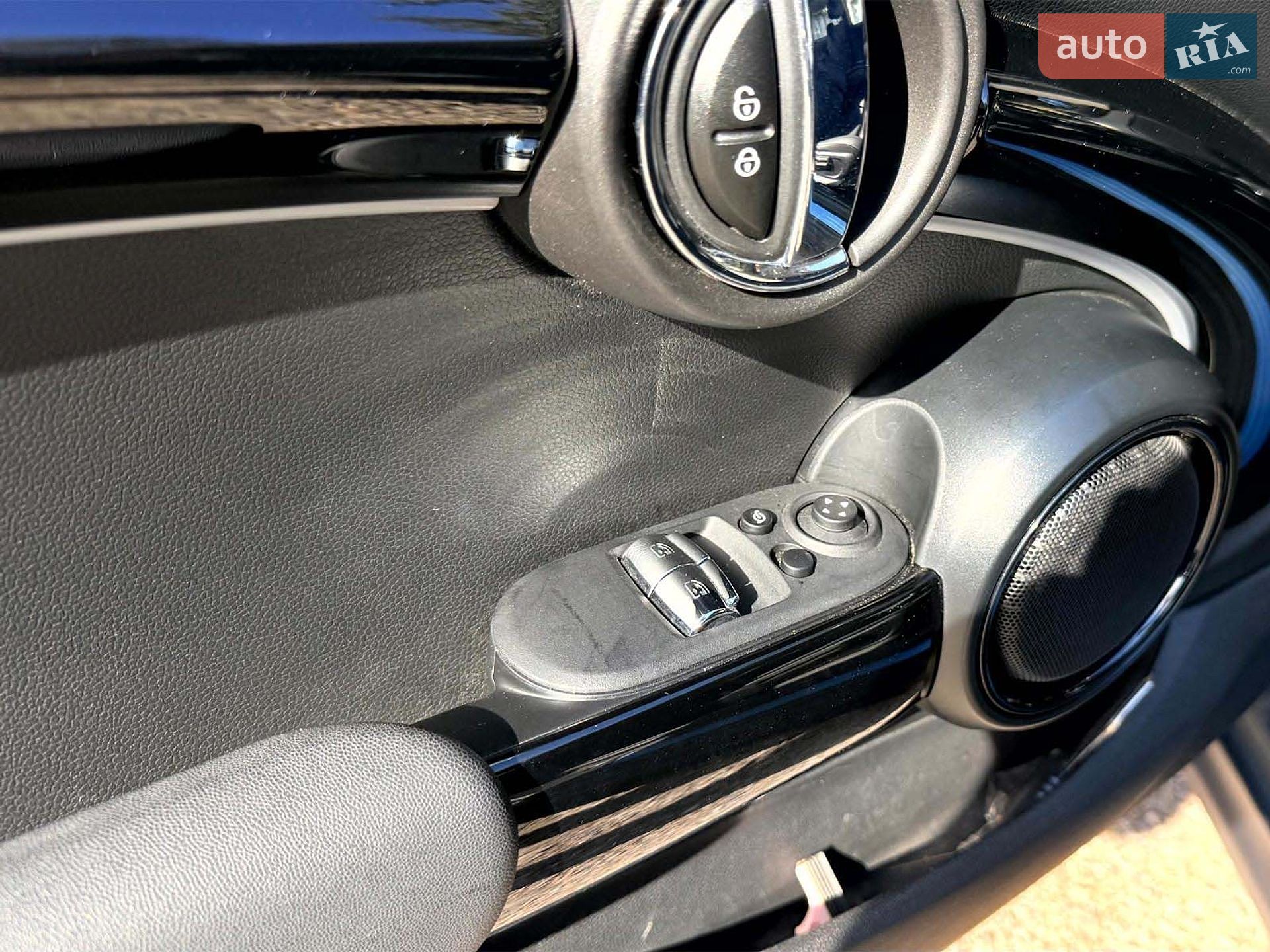 MINI Cooper 2023 VIN WMW11DJ09R2V80869 фото оголошення 9 з 20
