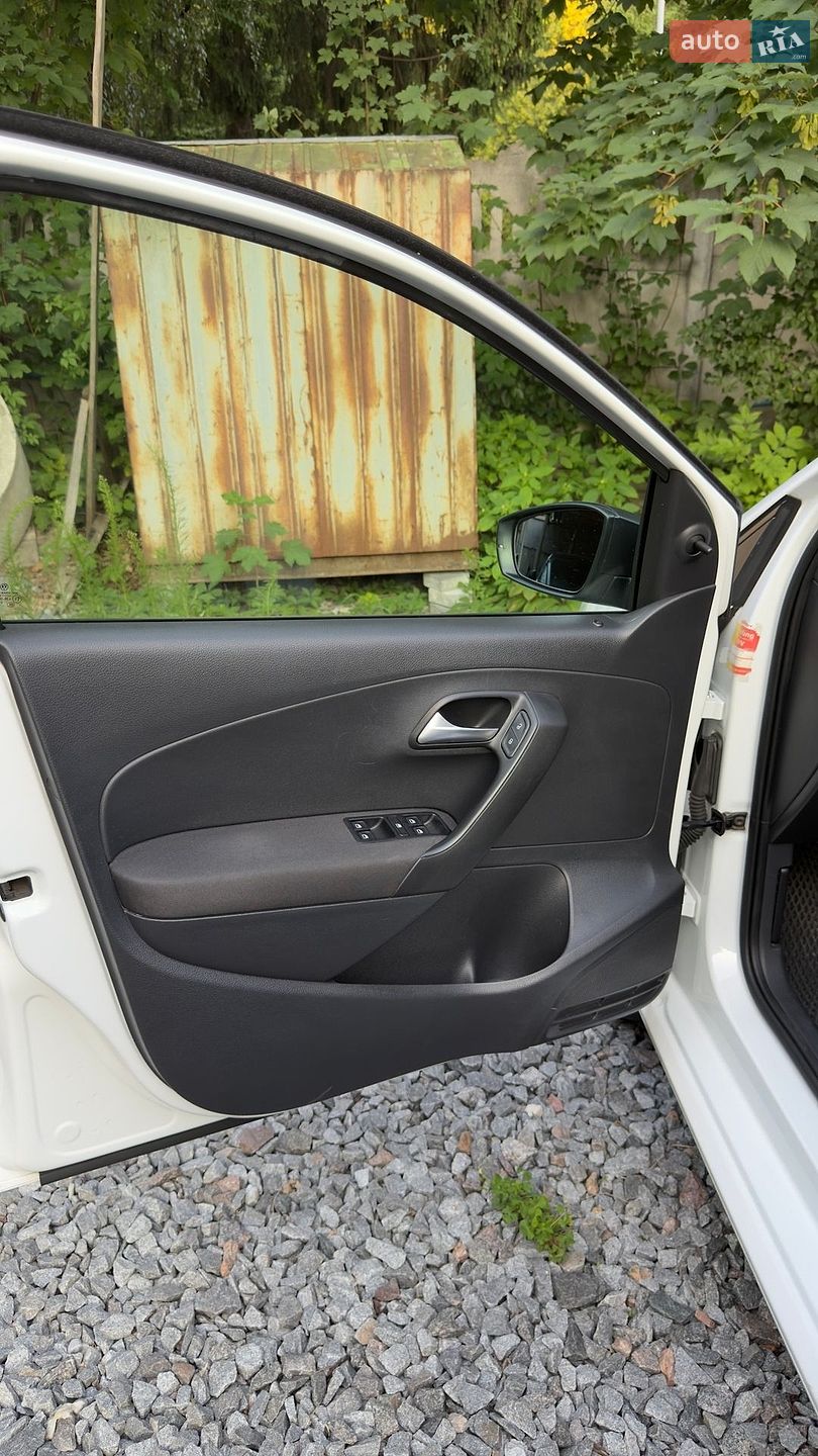 Volkswagen Polo 2015 VIN WVWZZZ6RZFY240989 фото оголошення 9 з 25