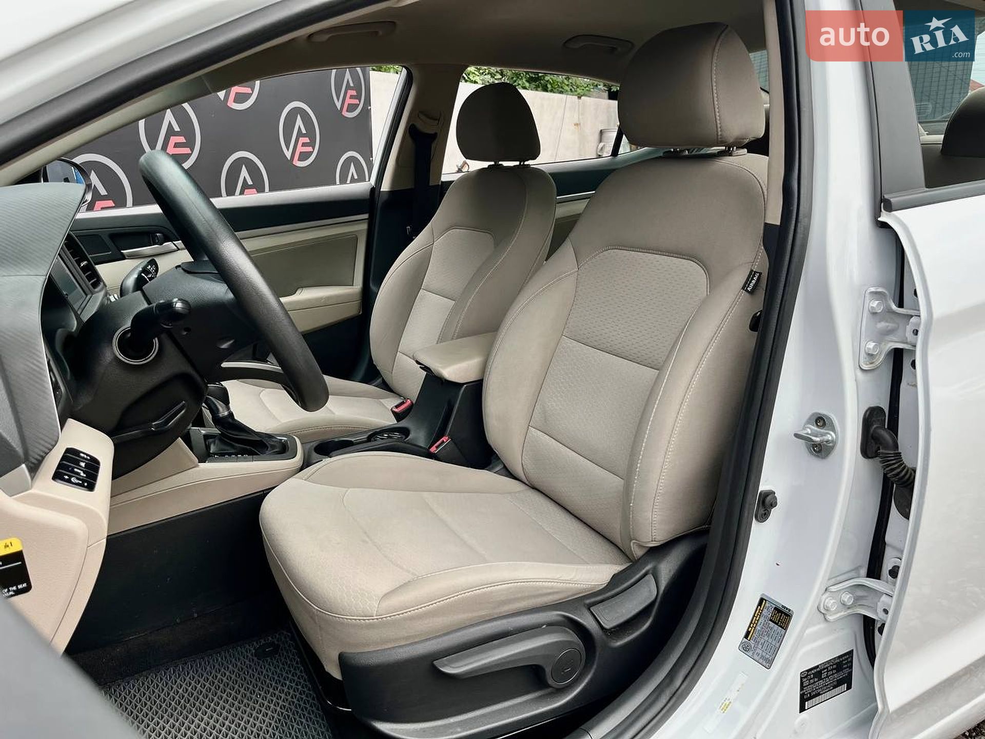Hyundai Elantra 2018 VIN 5NPD84LF8KH409290 фото оголошення 11 з 27