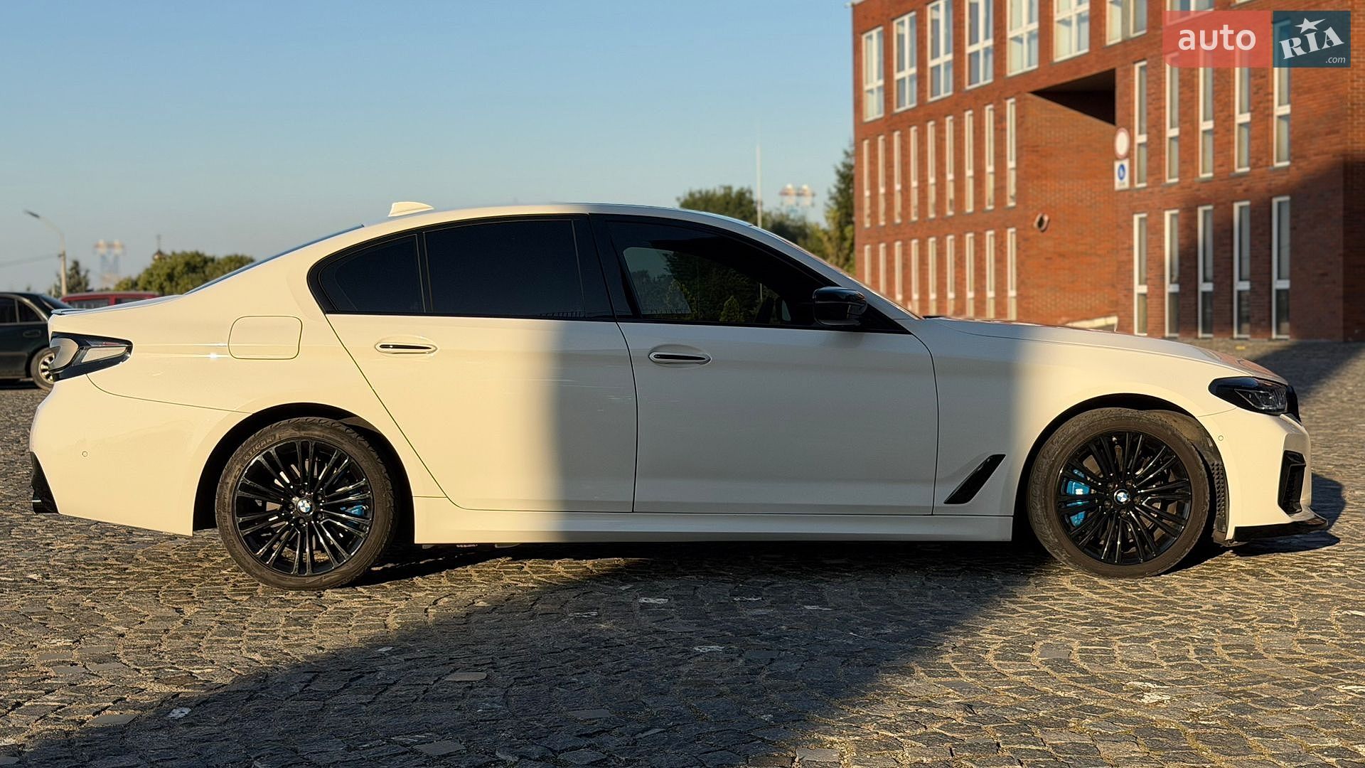BMW 5 Series 2018 VIN WBAJB1C51JB085039 фото оголошення 3 з 18