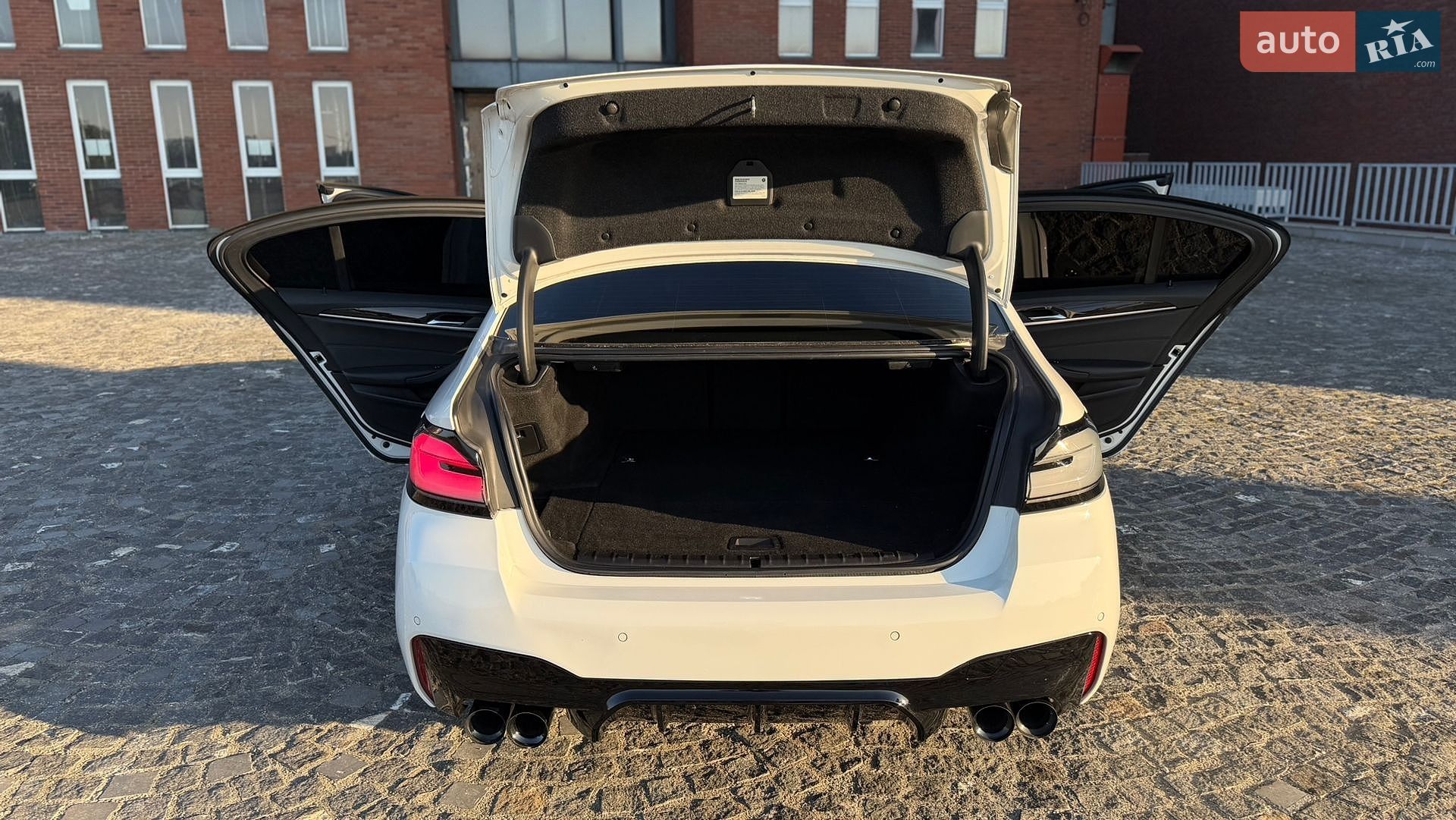 BMW 5 Series 2018 VIN WBAJB1C51JB085039 фото оголошення 8 з 18
