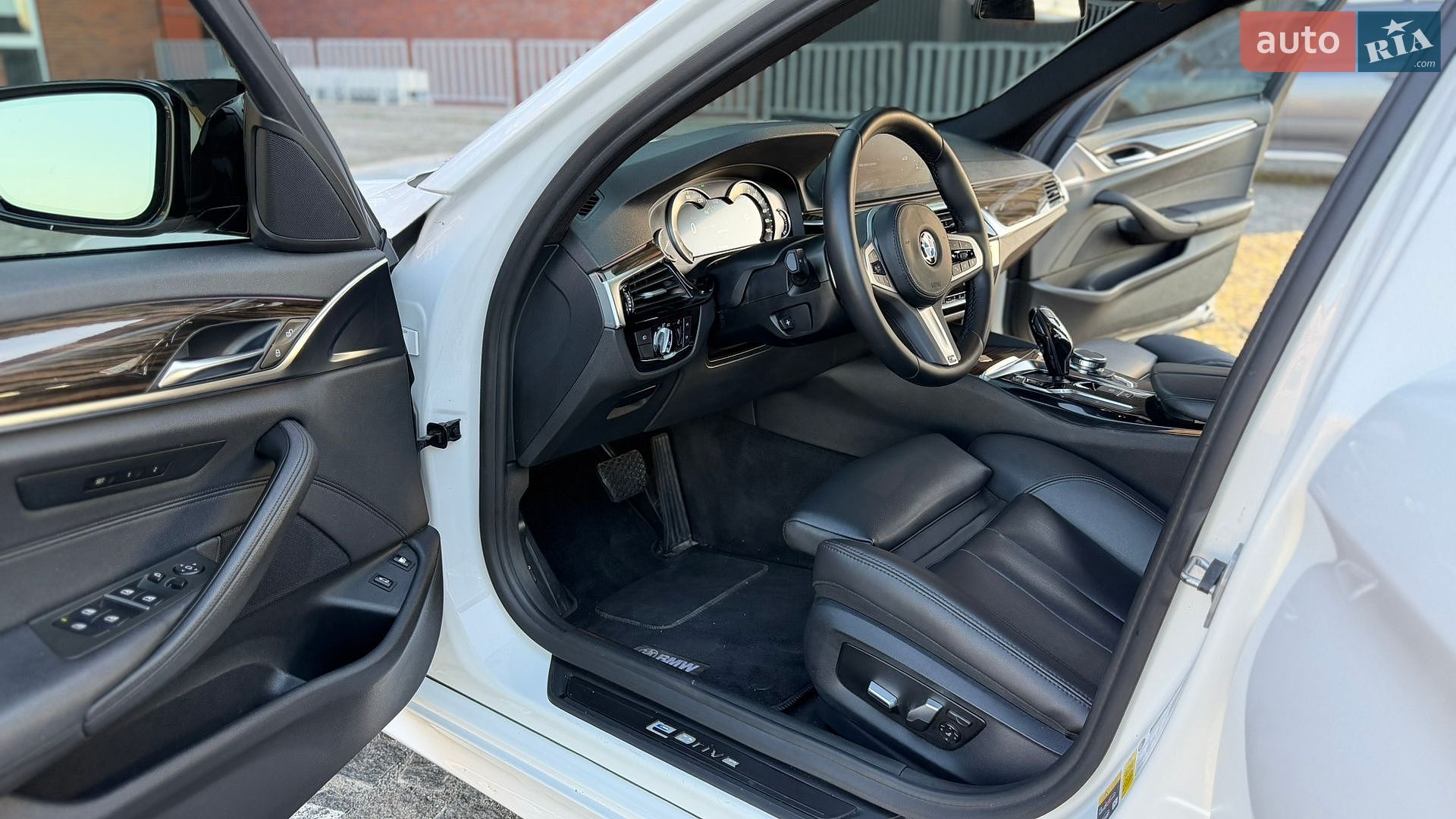 BMW 5 Series 2018 VIN WBAJB1C51JB085039 фото оголошення 16 з 18