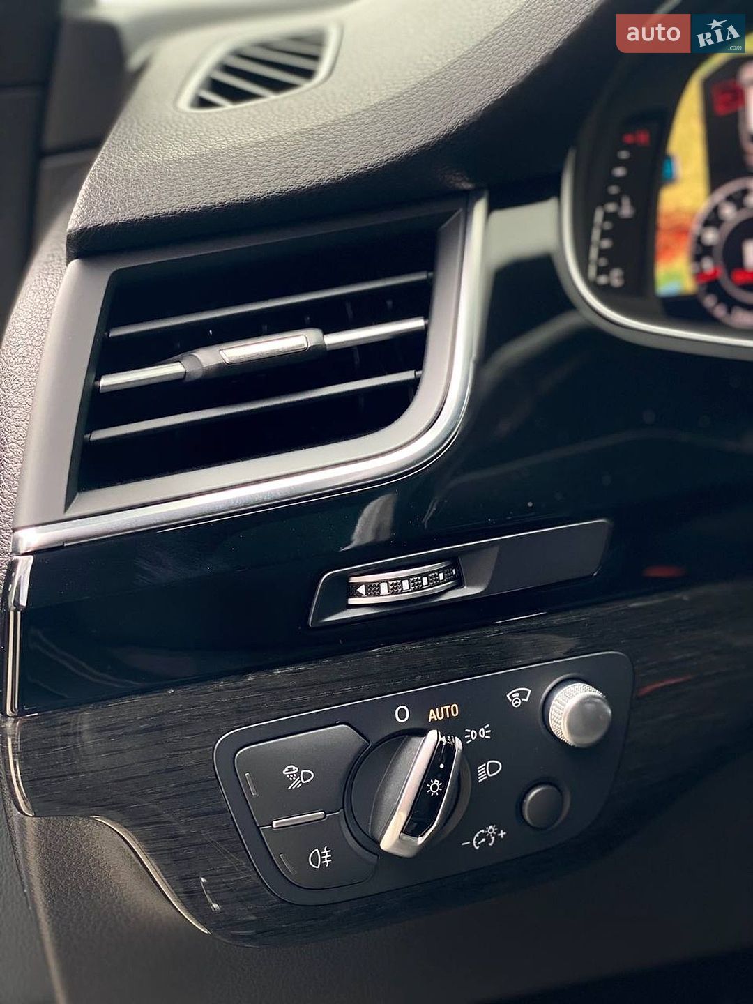 Audi Q7 2017 VIN WA1VAAF71HD046285 фото оголошення 30 з 76