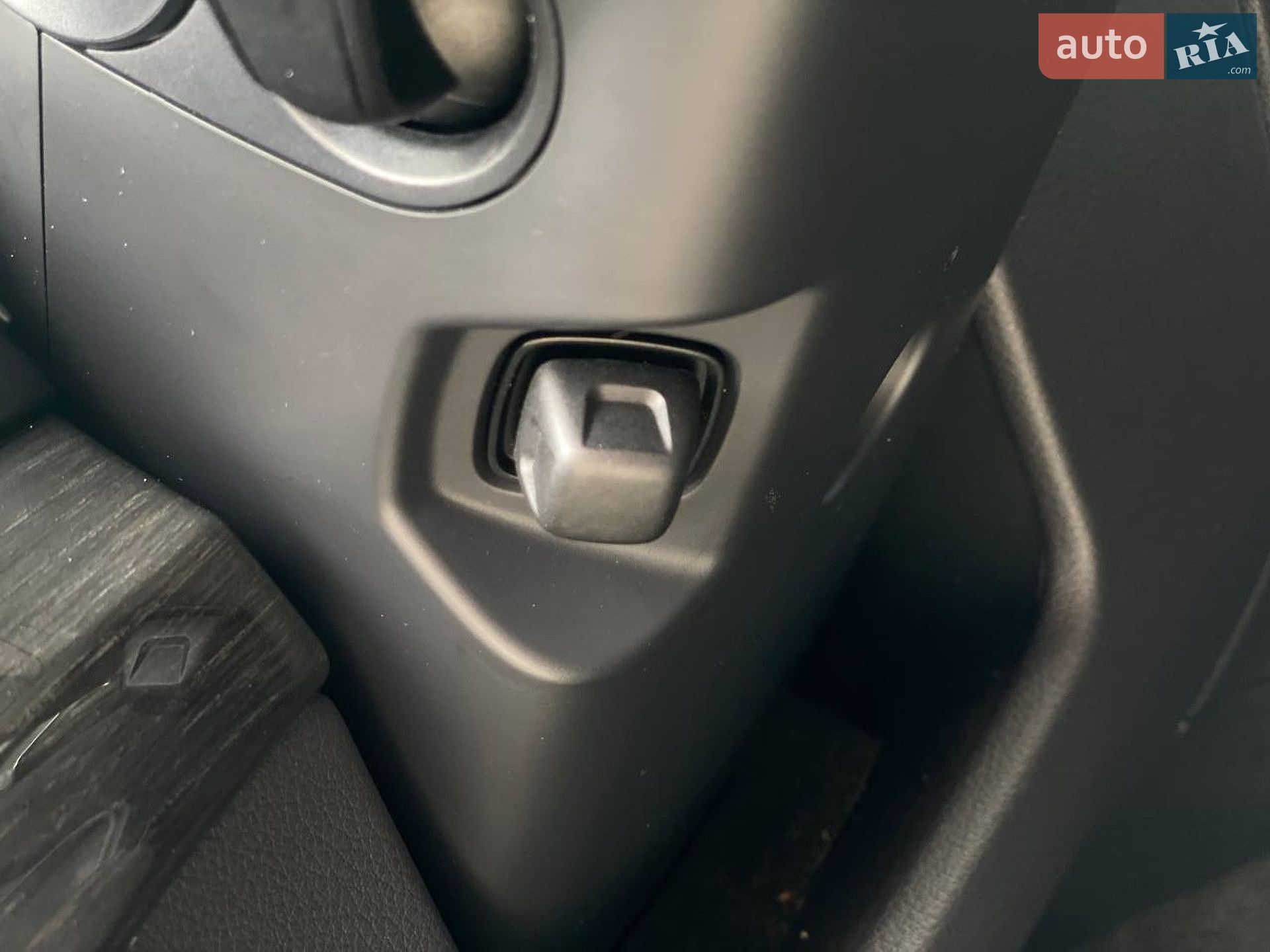 Audi Q7 2017 VIN WA1VAAF71HD046285 фото оголошення 34 з 76
