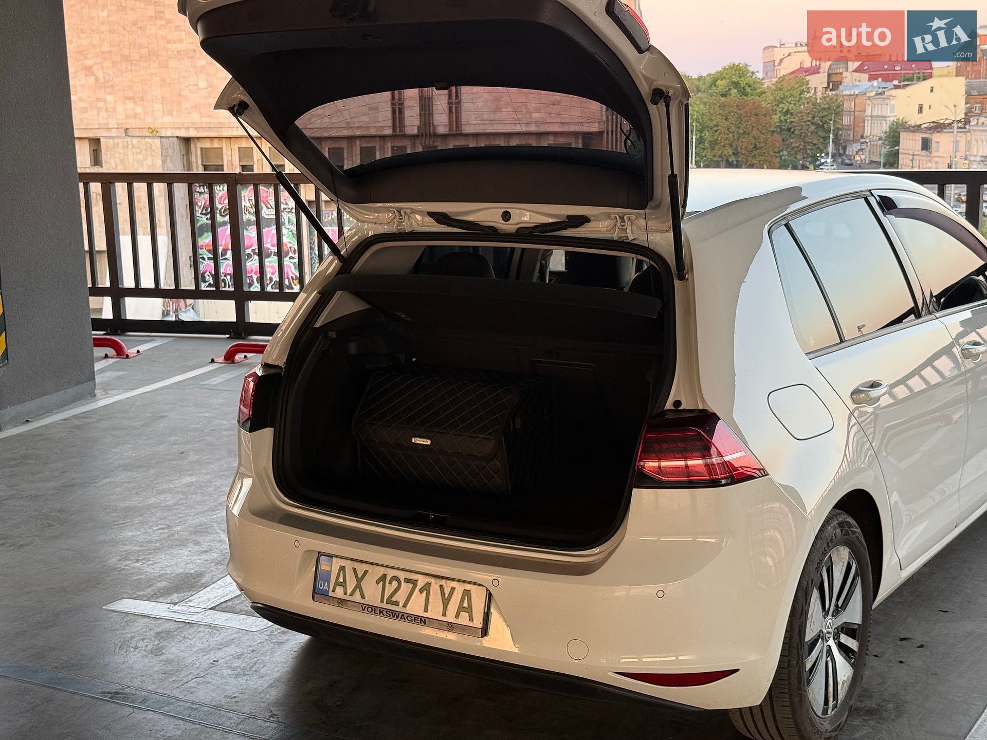 Volkswagen e-Golf 2015 VIN WVWPP7AU0FW910810 фото оголошення 17 з 39