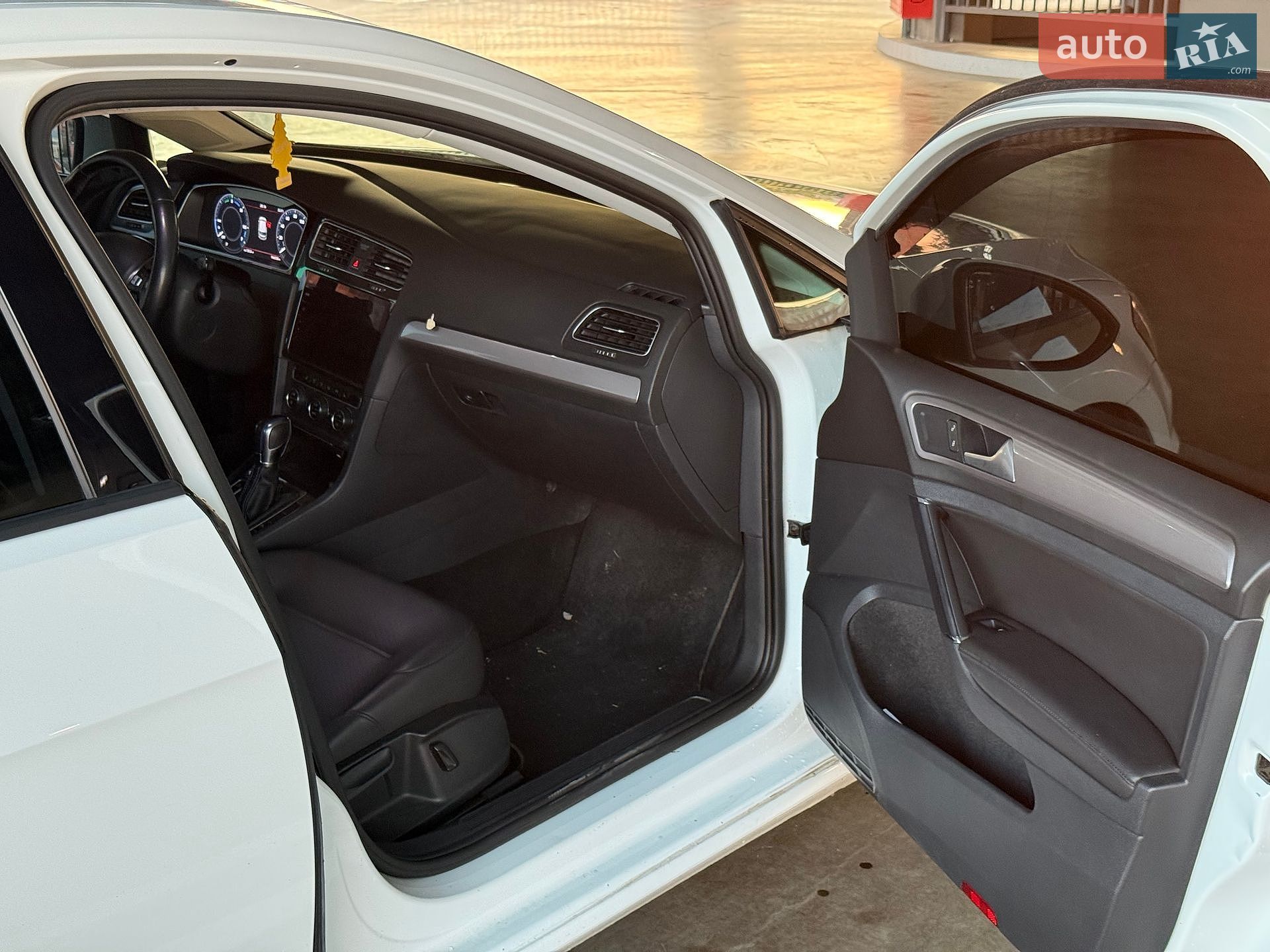 Volkswagen e-Golf 2015 VIN WVWPP7AU0FW910810 фото оголошення 24 з 39
