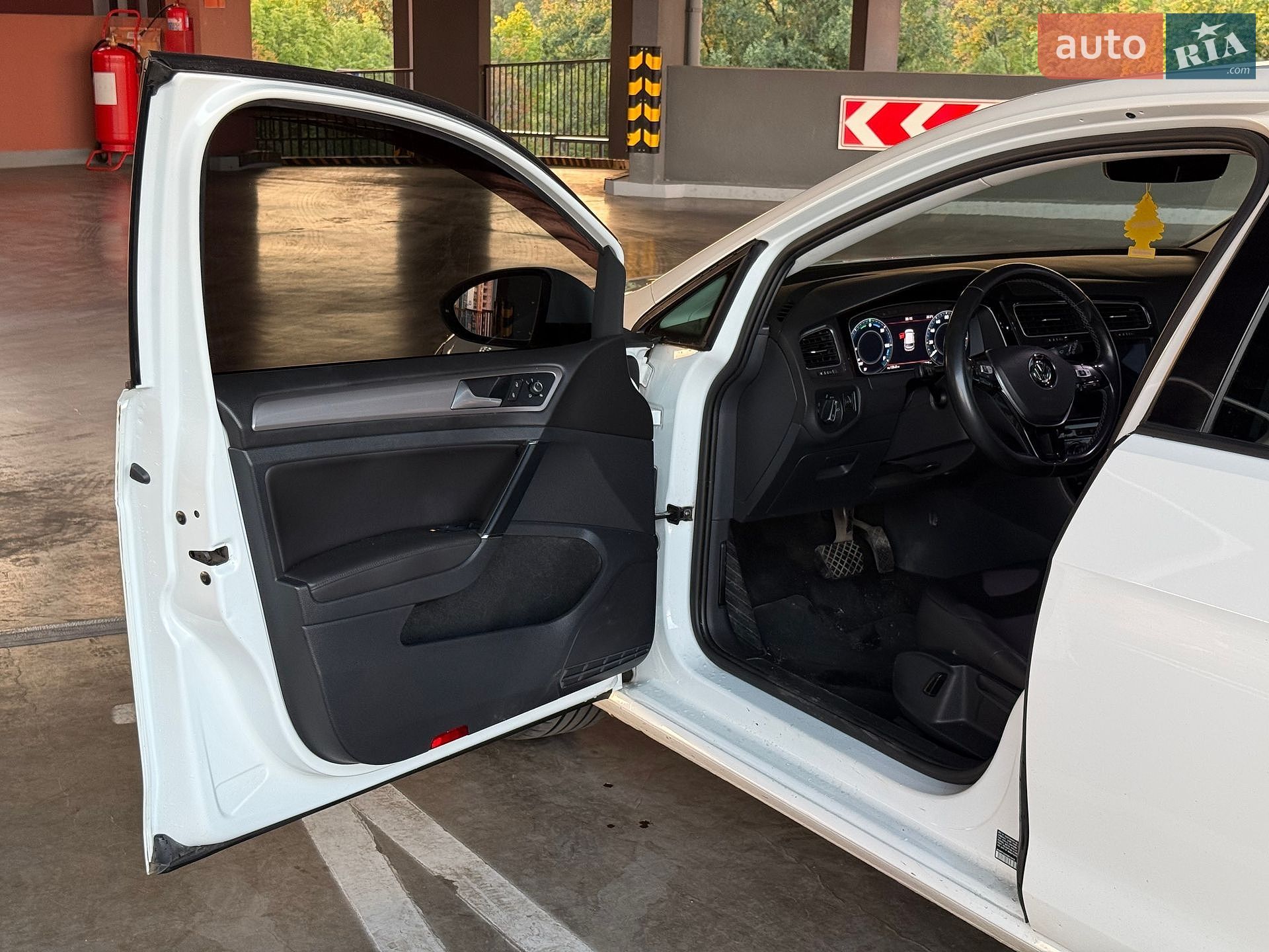 Volkswagen e-Golf 2015 VIN WVWPP7AU0FW910810 фото оголошення 22 з 39