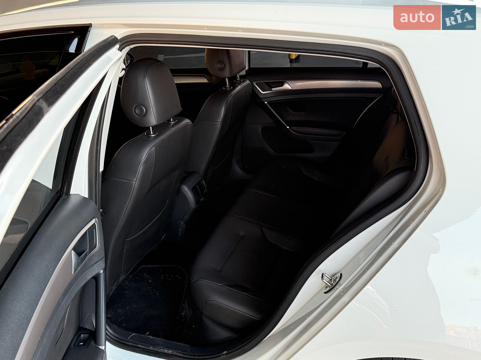 Volkswagen e-Golf 2015 VIN WVWPP7AU0FW910810 фото оголошення 27 з 39