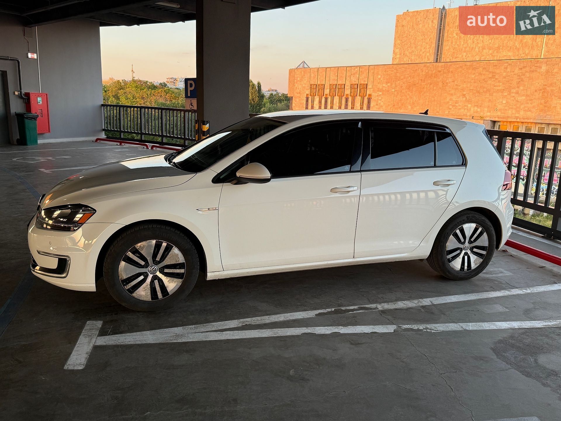 Volkswagen e-Golf 2015 VIN WVWPP7AU0FW910810 фото оголошення 12 з 39