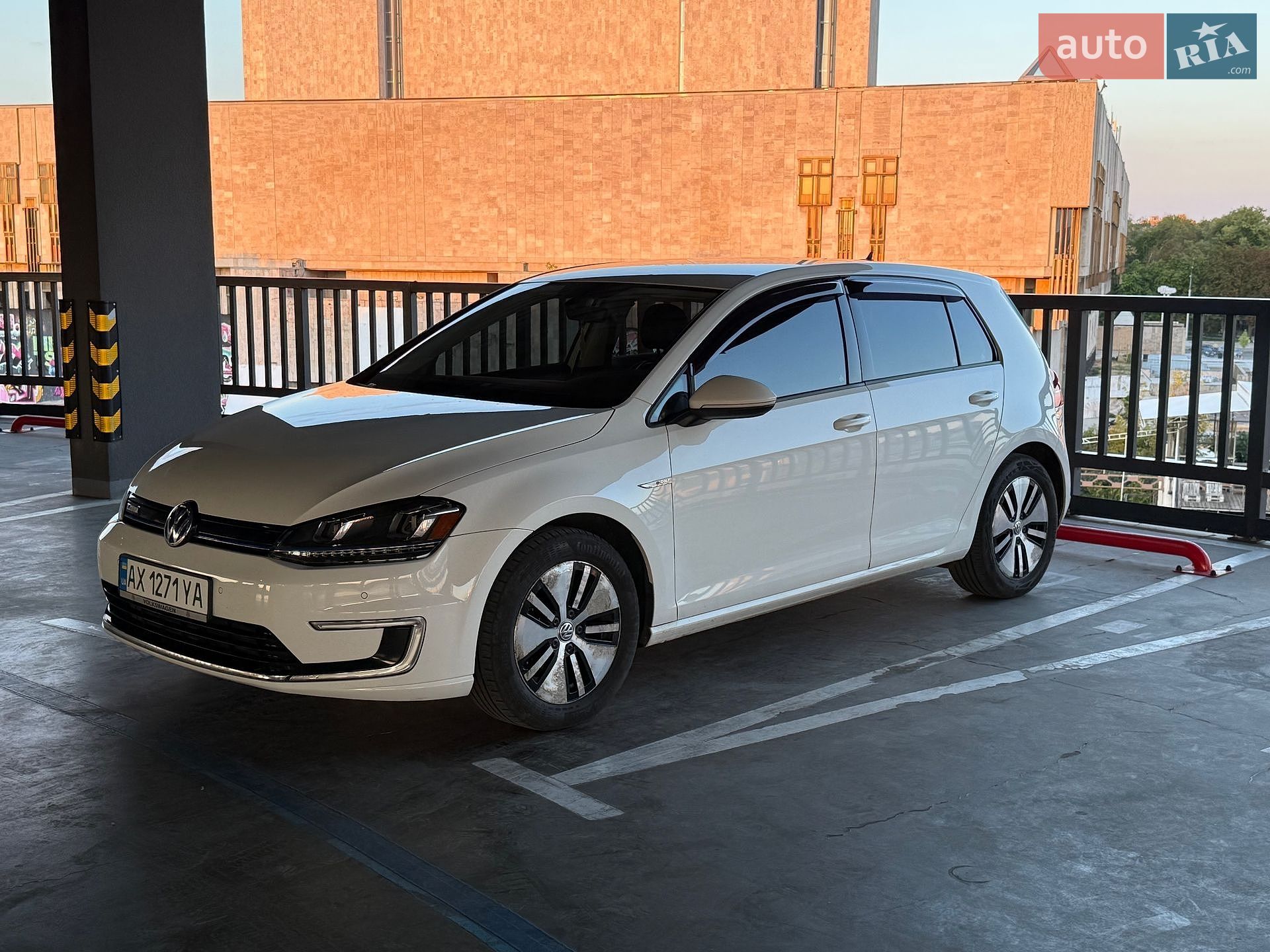 Volkswagen e-Golf 2015 VIN WVWPP7AU0FW910810 фото оголошення 11 з 39