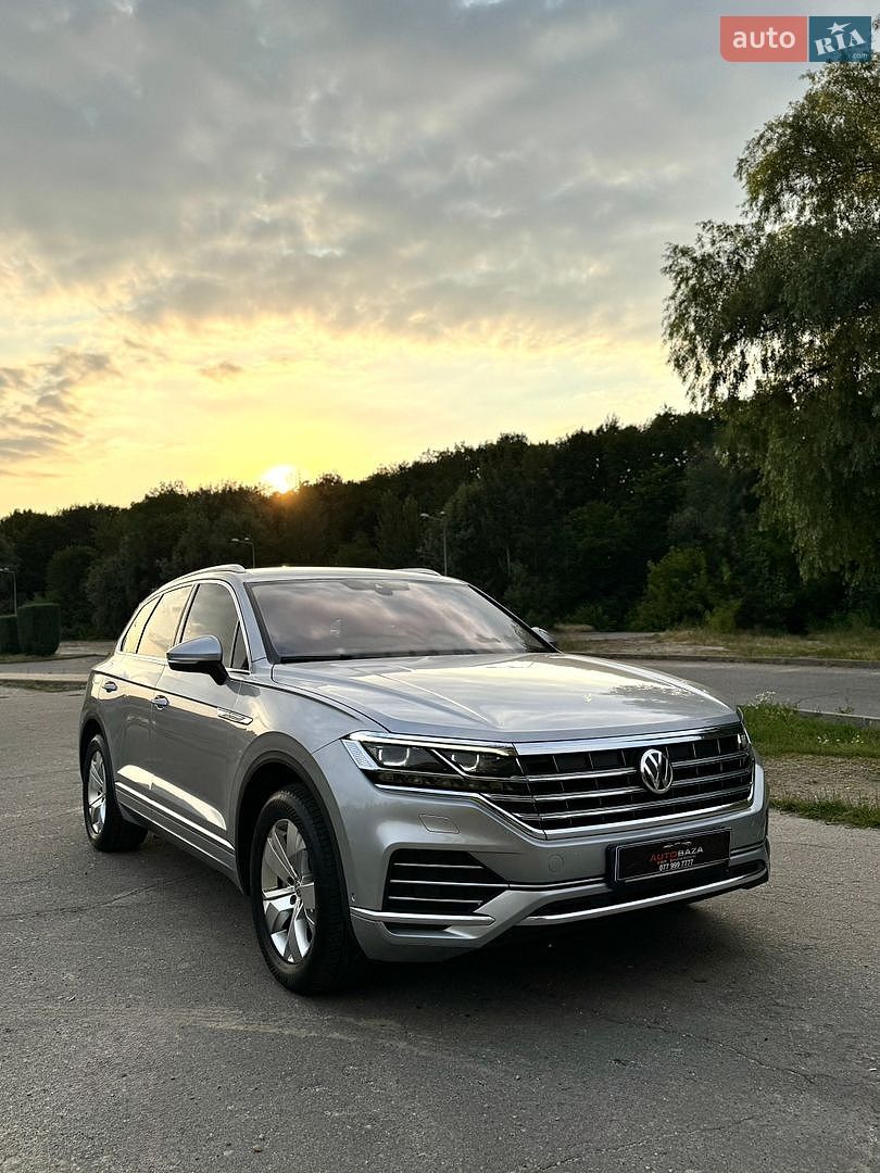 Volkswagen Touareg 2018 VIN WVGZZZCRZJD001594 фото оголошення 3 з 53