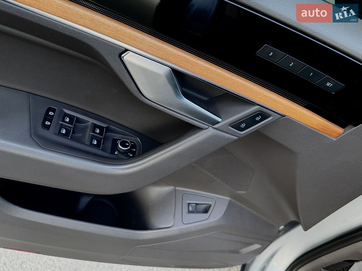 Volkswagen Touareg 2018 VIN WVGZZZCRZJD001594 фото оголошення 43 з 53