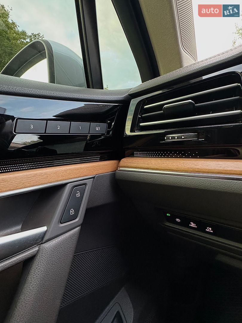 Volkswagen Touareg 2018 VIN WVGZZZCRZJD001594 фото оголошення 52 з 53