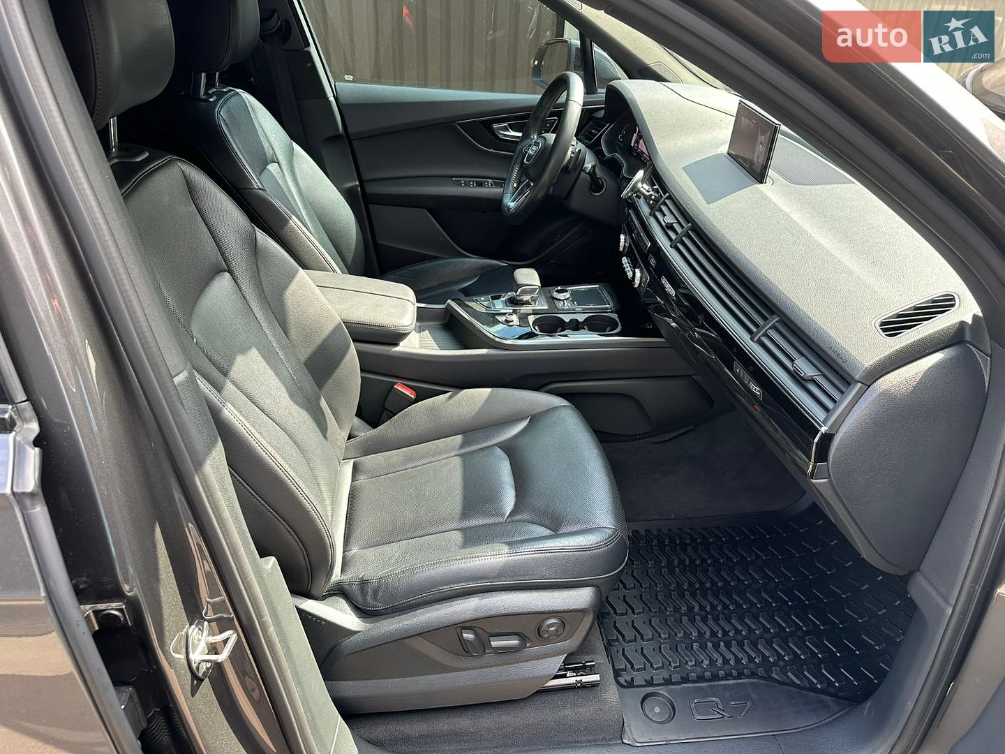 Audi Q7 2018 VIN WA1VAAF71JD034305 фото оголошення 9 з 27