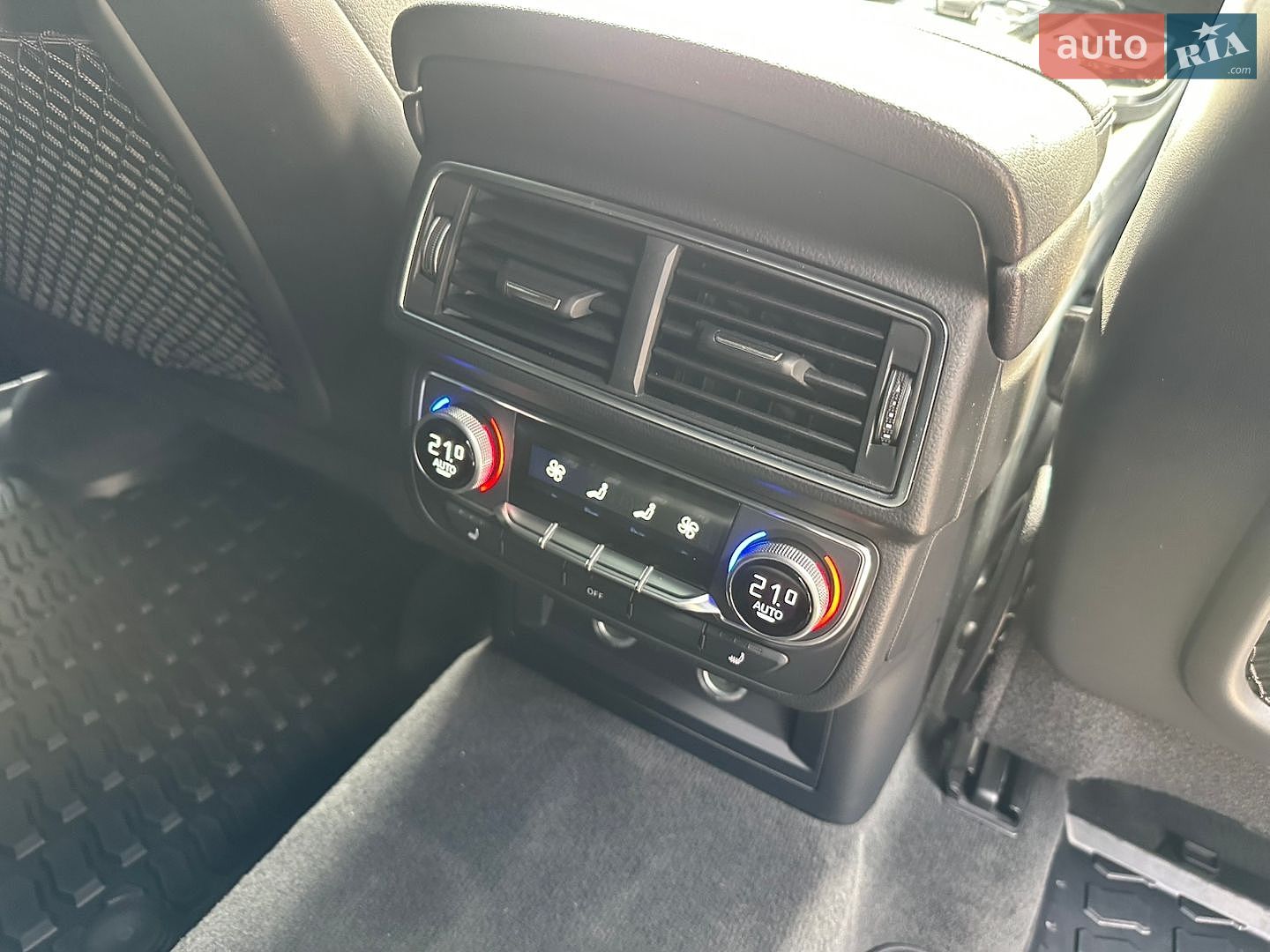 Audi Q7 2018 VIN WA1VAAF71JD034305 фото оголошення 15 з 27